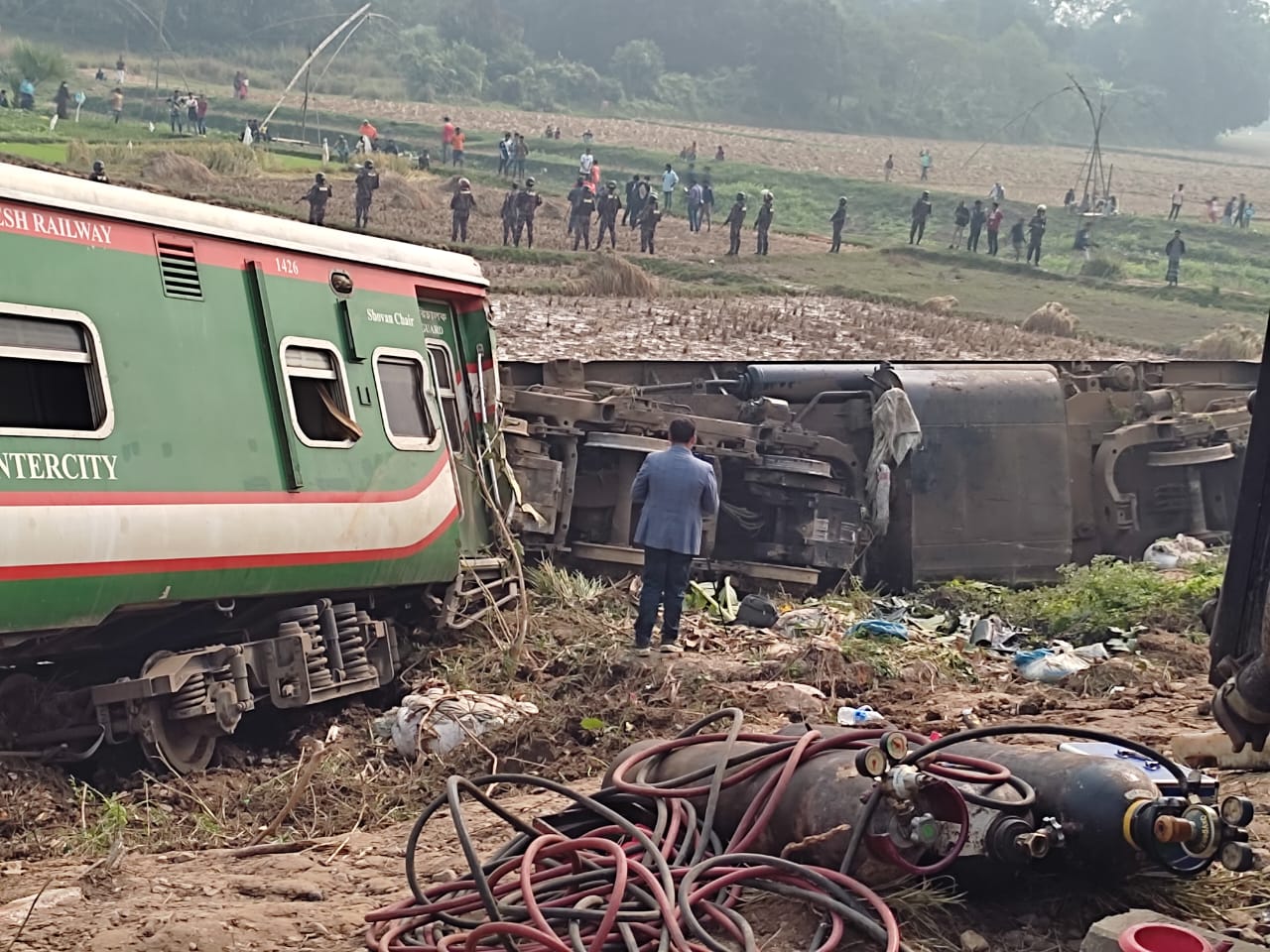 গ্যাসকাটার দিয়ে রেললাইনের ২০ ফুট কেটে ফেলে দুর্বৃত্তরা