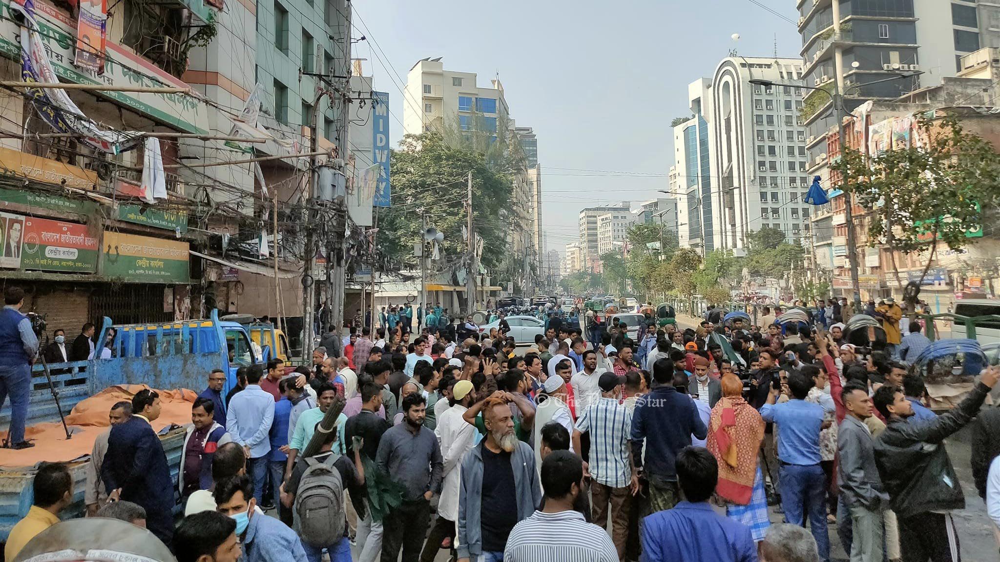 বিজয় দিবসের শোভাযাত্রা: নয়াপল্টনে জড়ো হচ্ছেন বিএনপি নেতাকর্মীরা