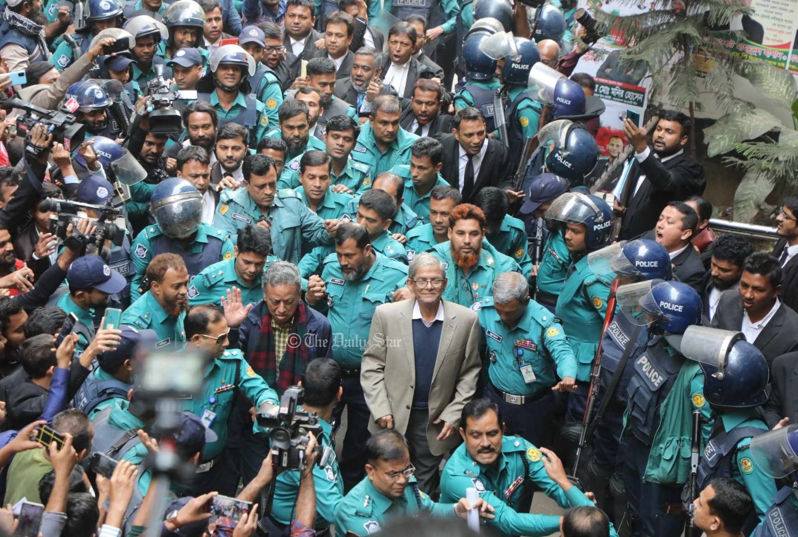 রিমান্ড শুনানির জন্য আদালতে ফখরুল ও খসরু