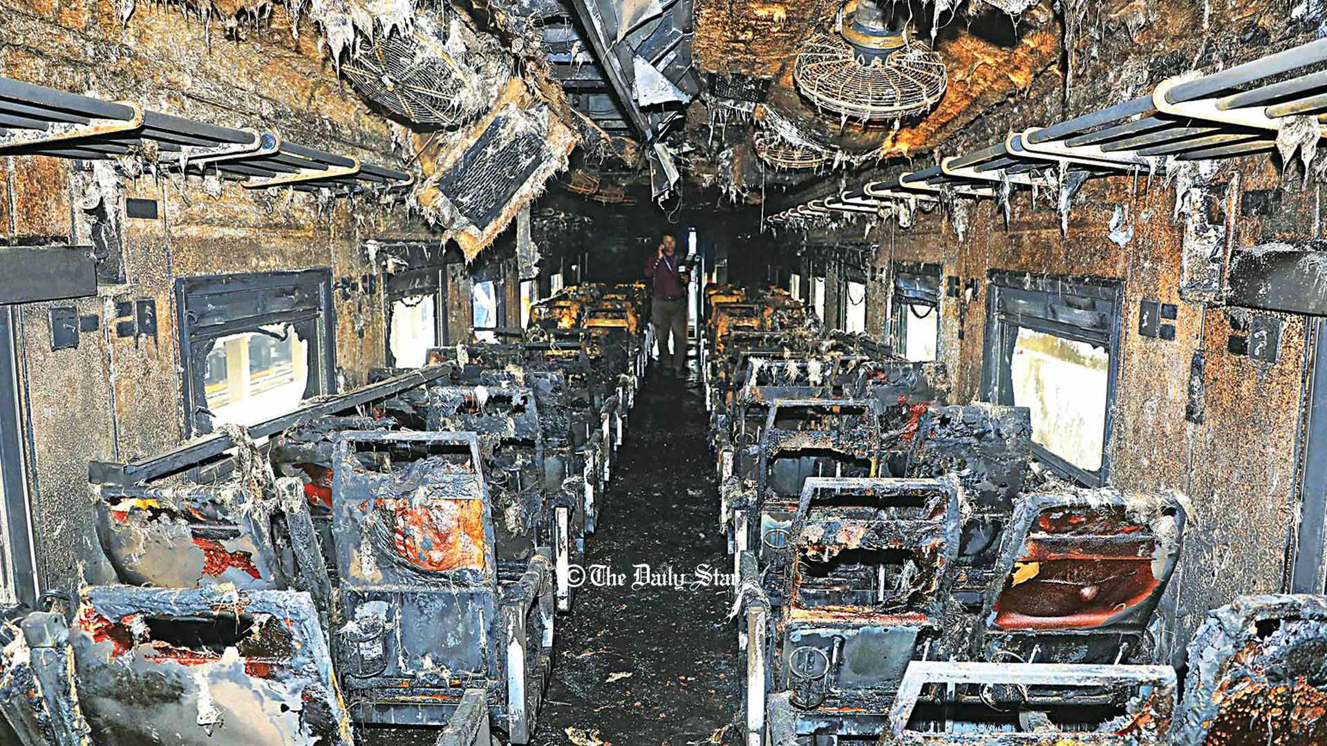 মোহনগঞ্জ এক্সপ্রেসে আগুন: ৪ সন্দেহভাজনকে শনাক্তের দাবি র‌্যাবের