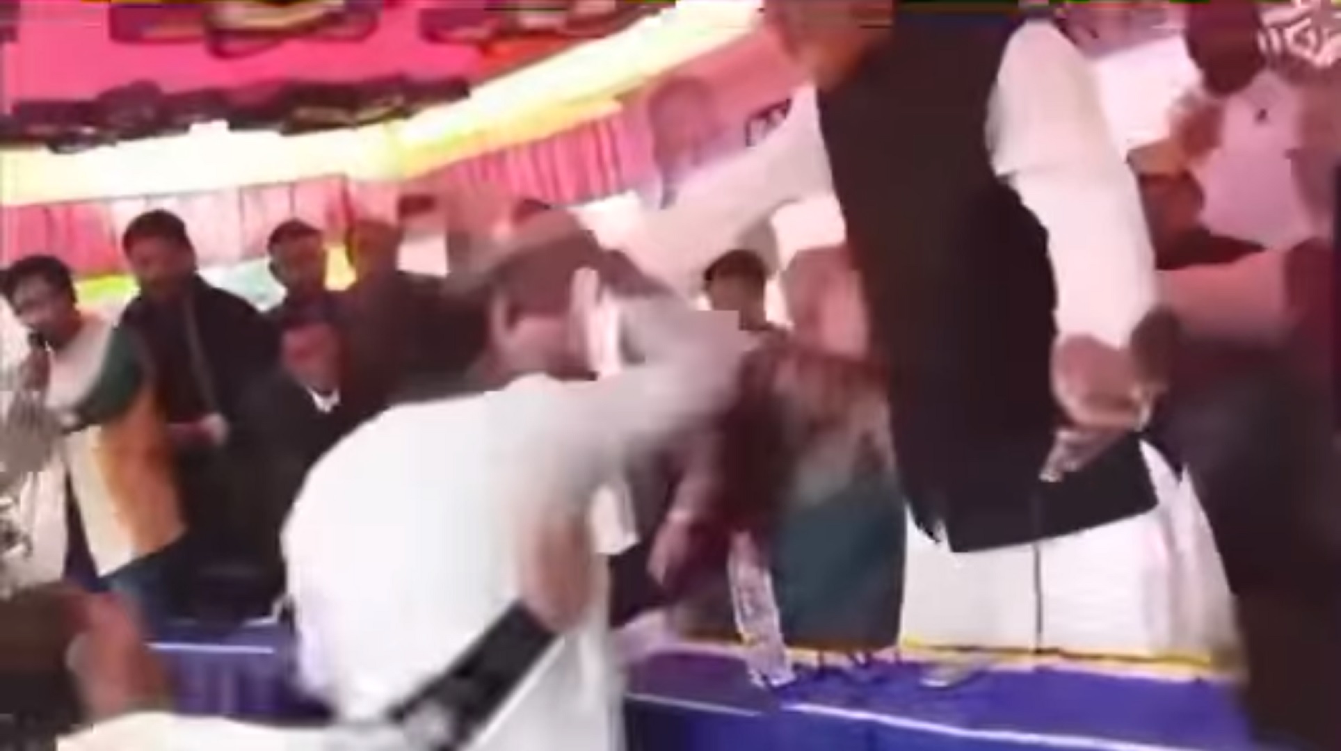 নোয়াখালীতে পথসভায় এমপি মোরশেদ আলমকে জুতাপেটার চেষ্টা