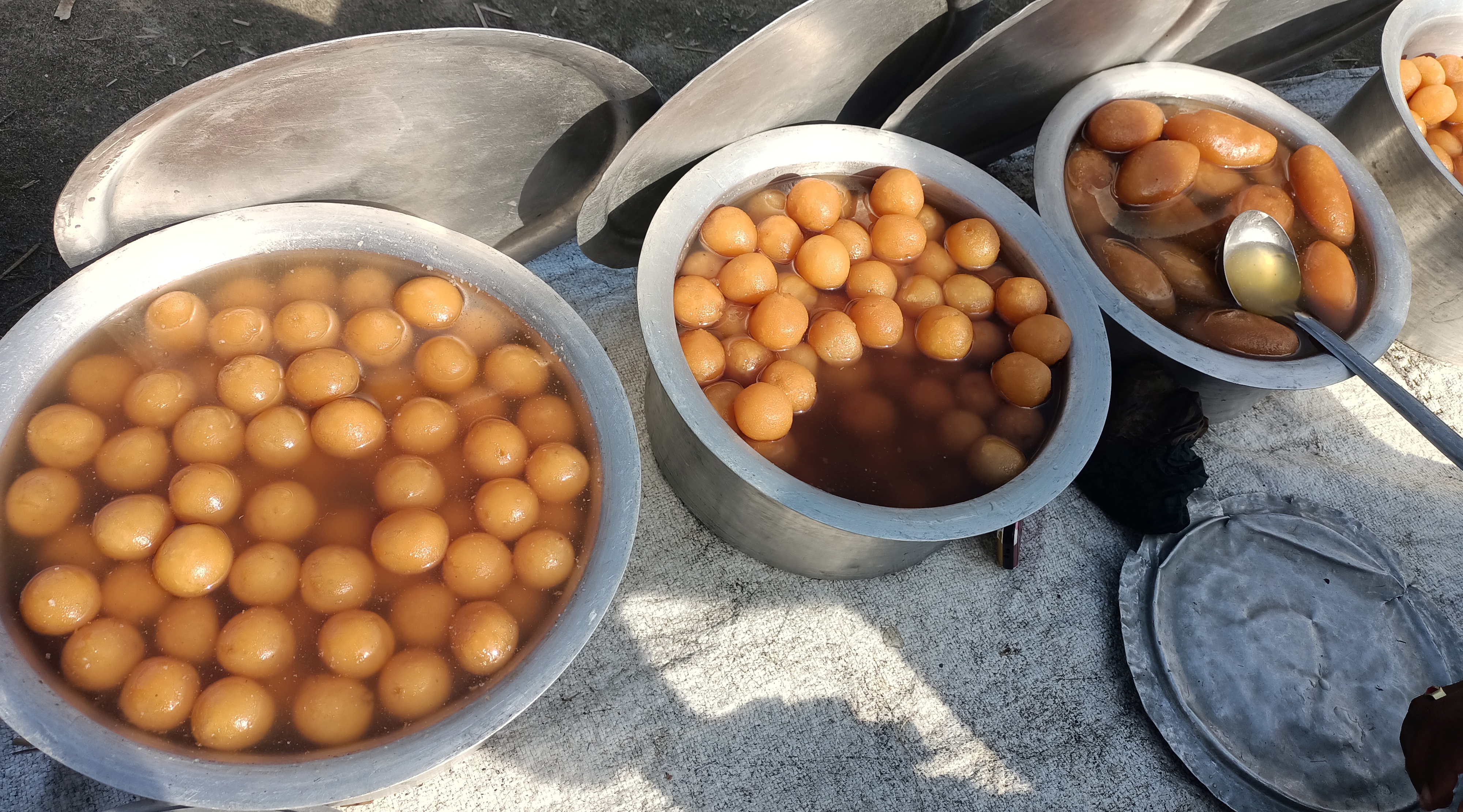 স্বাদে অনন্য কুড়িগ্রামের মহিষের দুধের চমচম