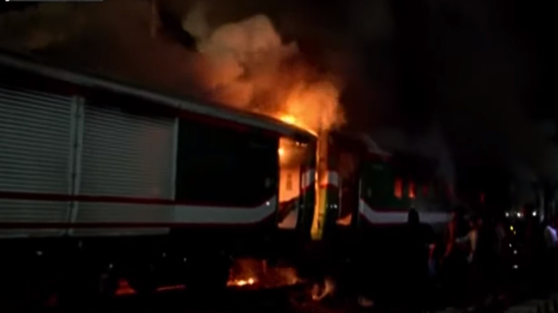 রাজধানীর গোপীবাগে বেনাপোল এক্সপ্রেস ট্রেনে আগুন