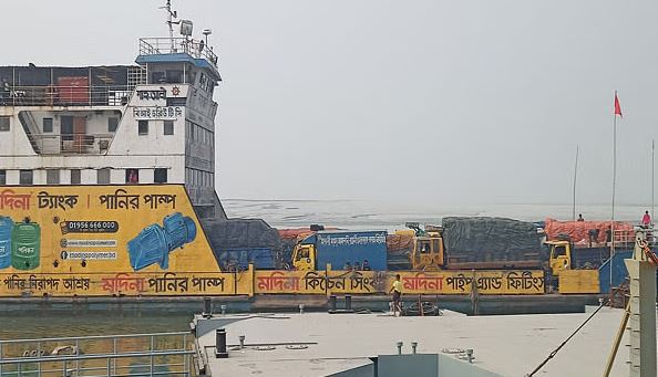 ৮ ঘণ্টা পর আরিচায় ফেরি চলাচল শুরু