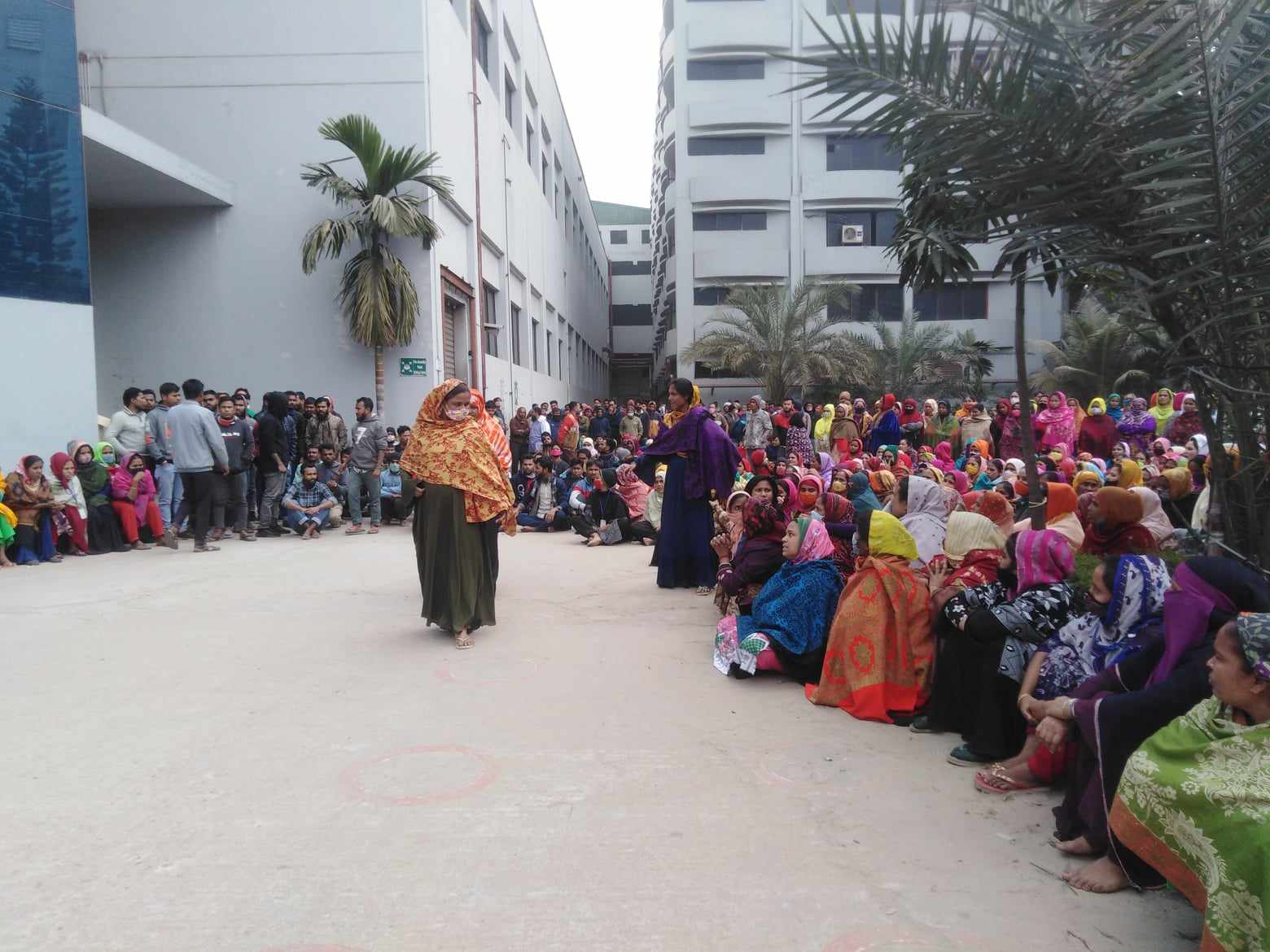 ছাঁটাইয়ের প্রতিবাদে পোশাক শ্রমিকদের বিক্ষোভ