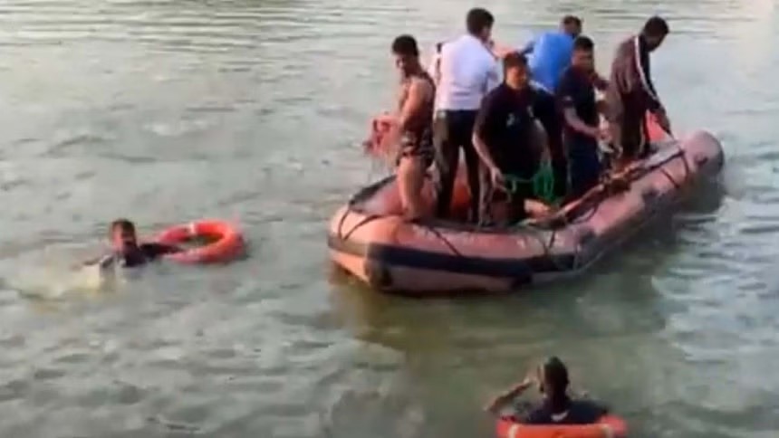 গুজরাটে পিকনিকের নৌকা ডুবে শিক্ষার্থী-শিক্ষকসহ ১৬ জনের মৃত্যু