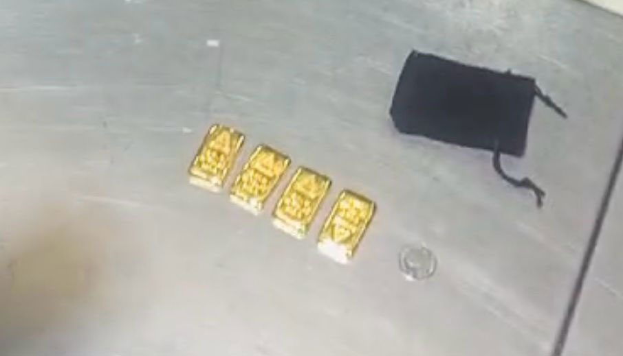 শাহ আমানতে ৪ স্বর্ণের বার জব্দ, স্বাস্থ্য কর্মকর্তা আটক