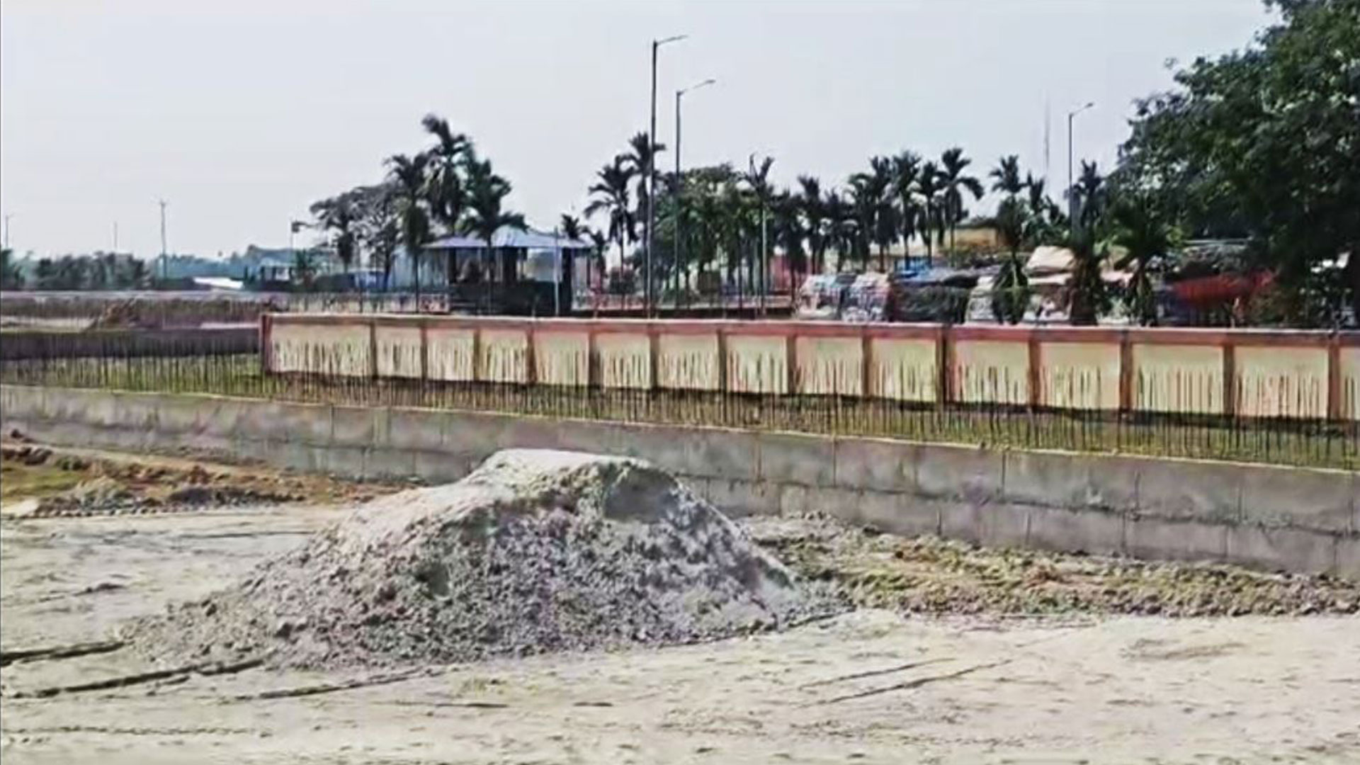 বিএসএফের ‘বাধায়’ বেনাপোলে ট্রাক টার্মিনাল নির্মাণ কাজ বন্ধ