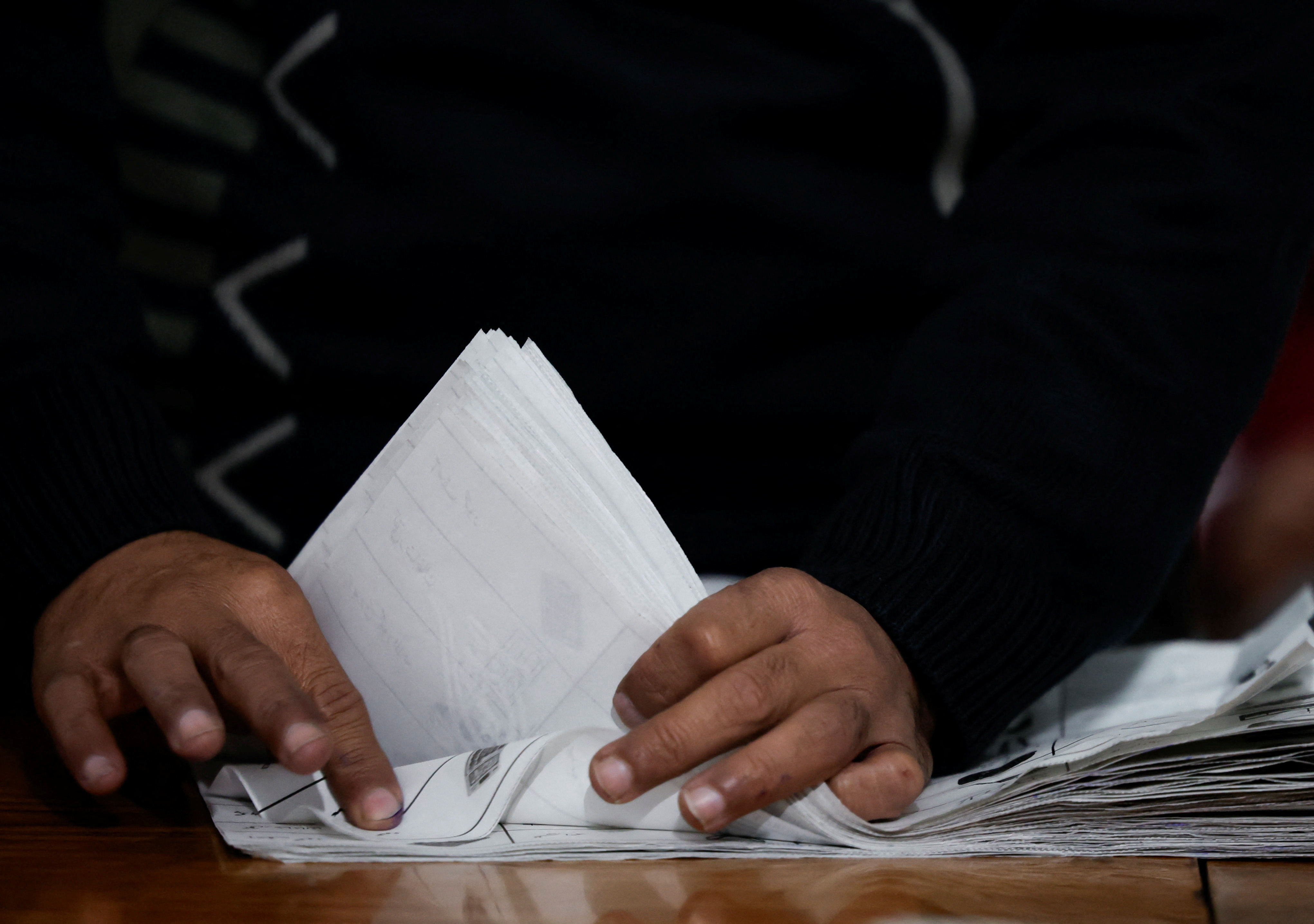 পাকিস্তানের নির্বাচন: ফল ঘোষণার শুরুতে কিছুটা এগিয়ে ইমরান খানের প্রার্থী