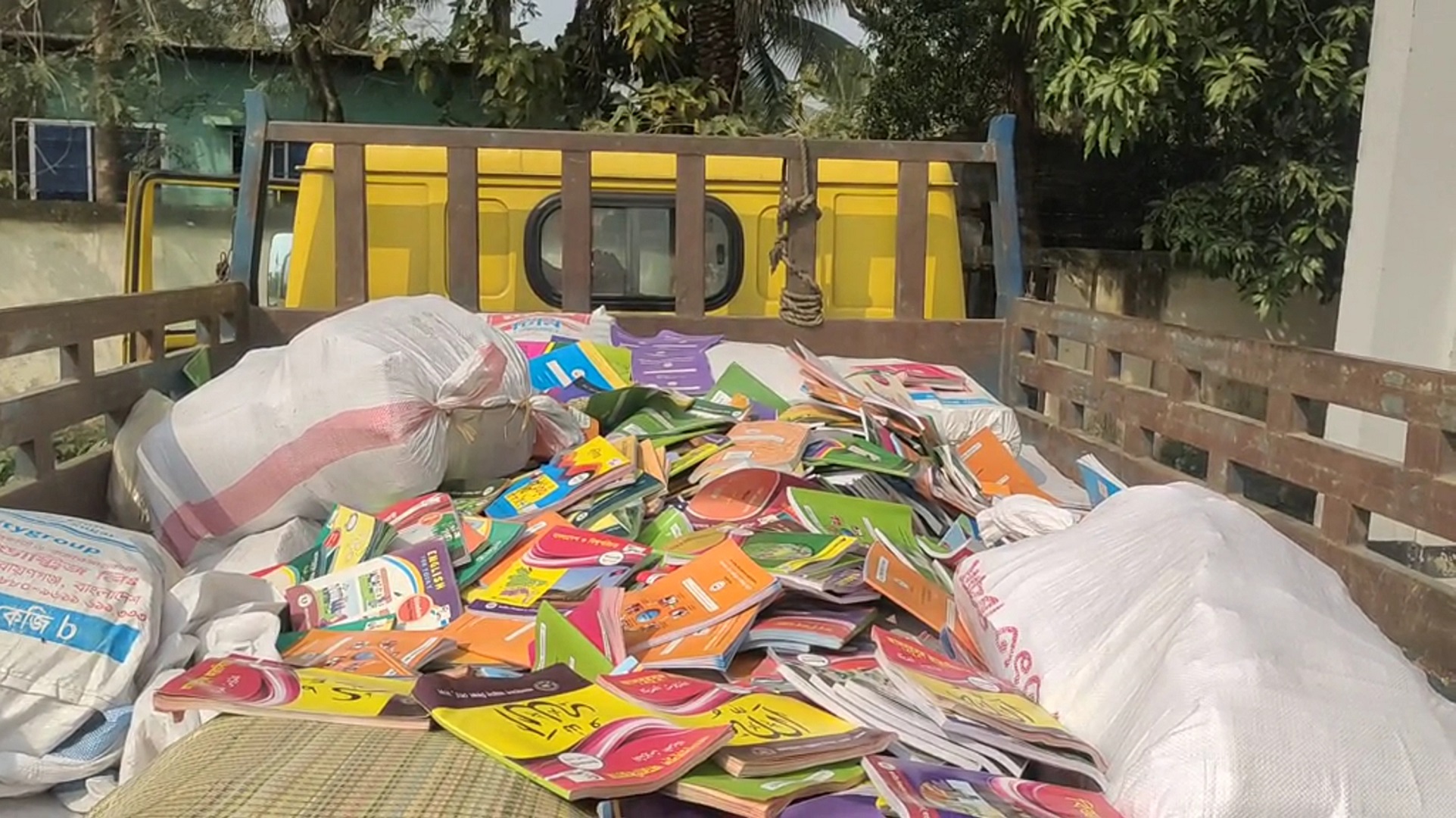 কেজি দরে বিক্রি করা ট্রাকবোঝাই সরকারি বই উদ্ধার, অধ্যক্ষকে শোকজ