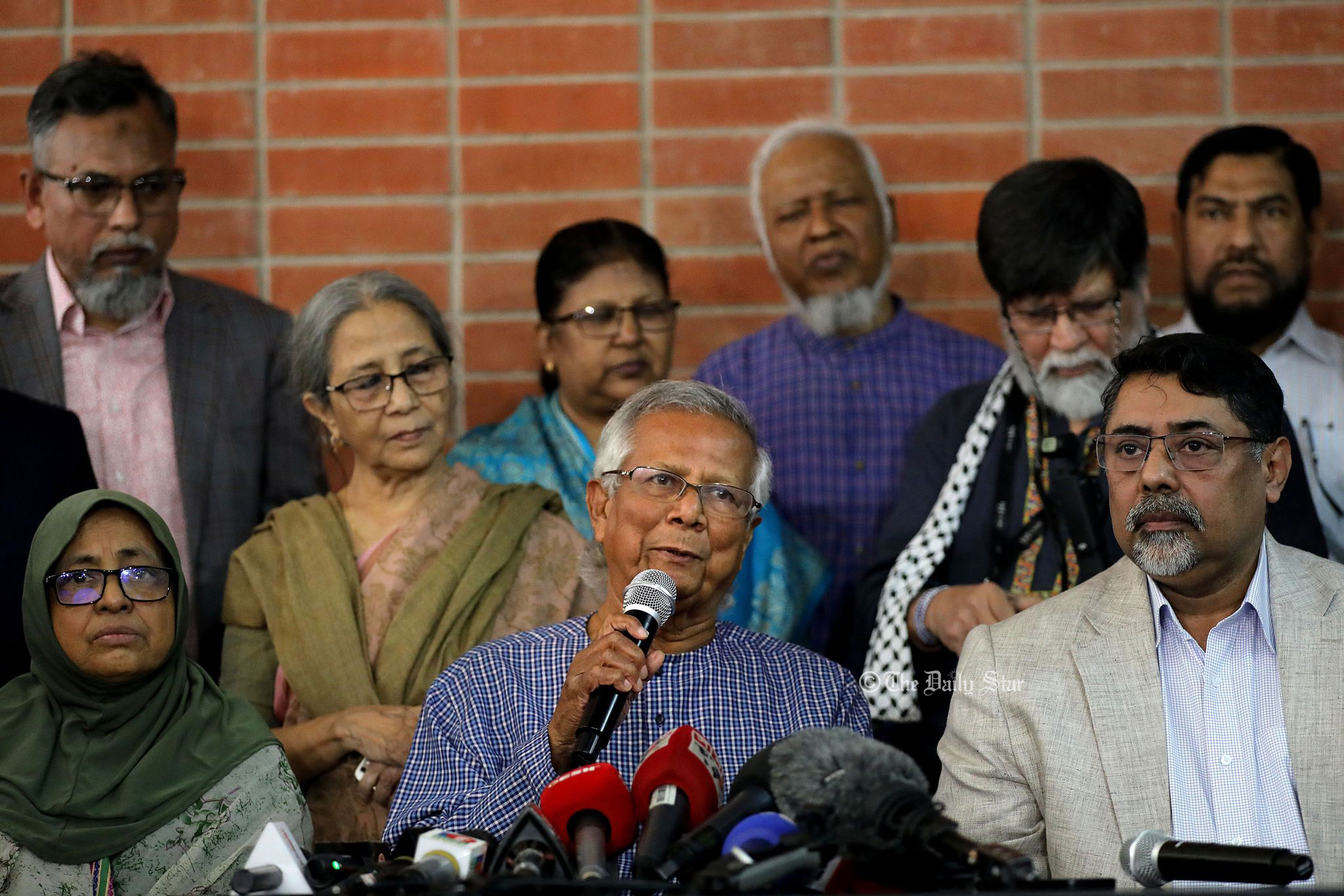 এখানে ঝাড়ু নিয়ে মিছিল হচ্ছে, আমরা ঝাড়ুর যোগ্য হয়ে গেলাম: ড. ইউনূস