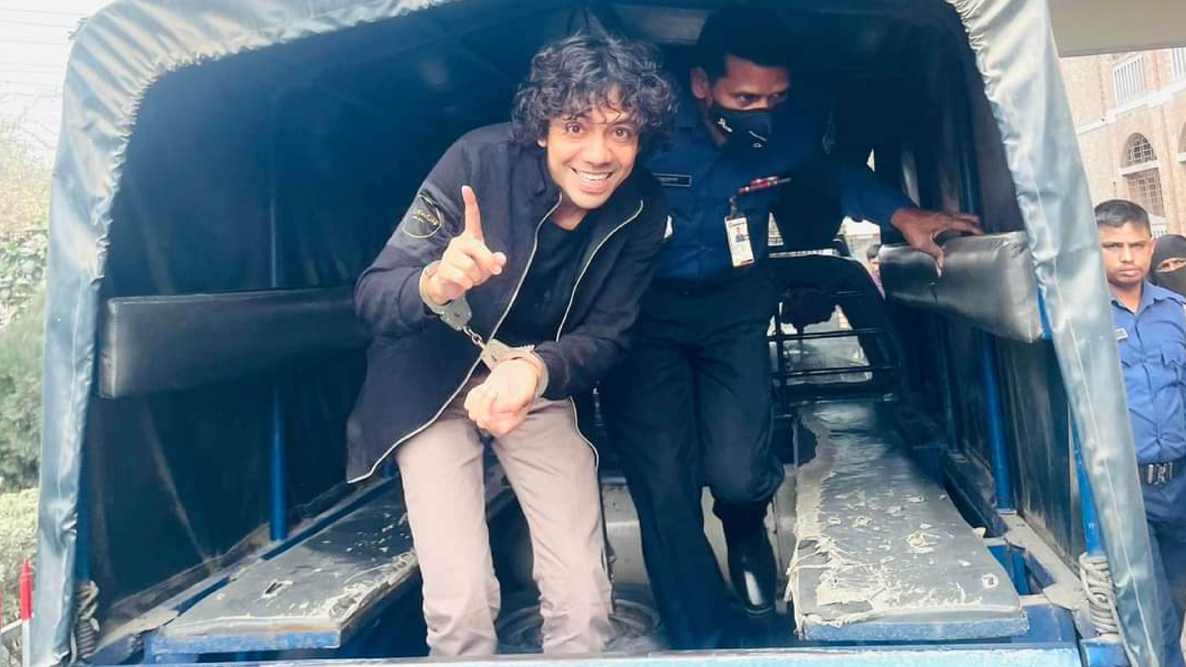 নগরীর সমস্যা নিয়ে পোস্টার: মামলা ছাড়াই গ্রেপ্তার কবি শামীম আশরাফ কারাগারে