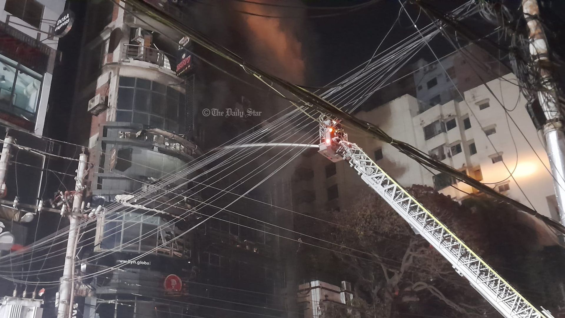 কাচ্চি ভাই রেস্টুরেন্টে আগুন: ভবন থেকে বের হতে গিয়ে আহত অন্তত ১০