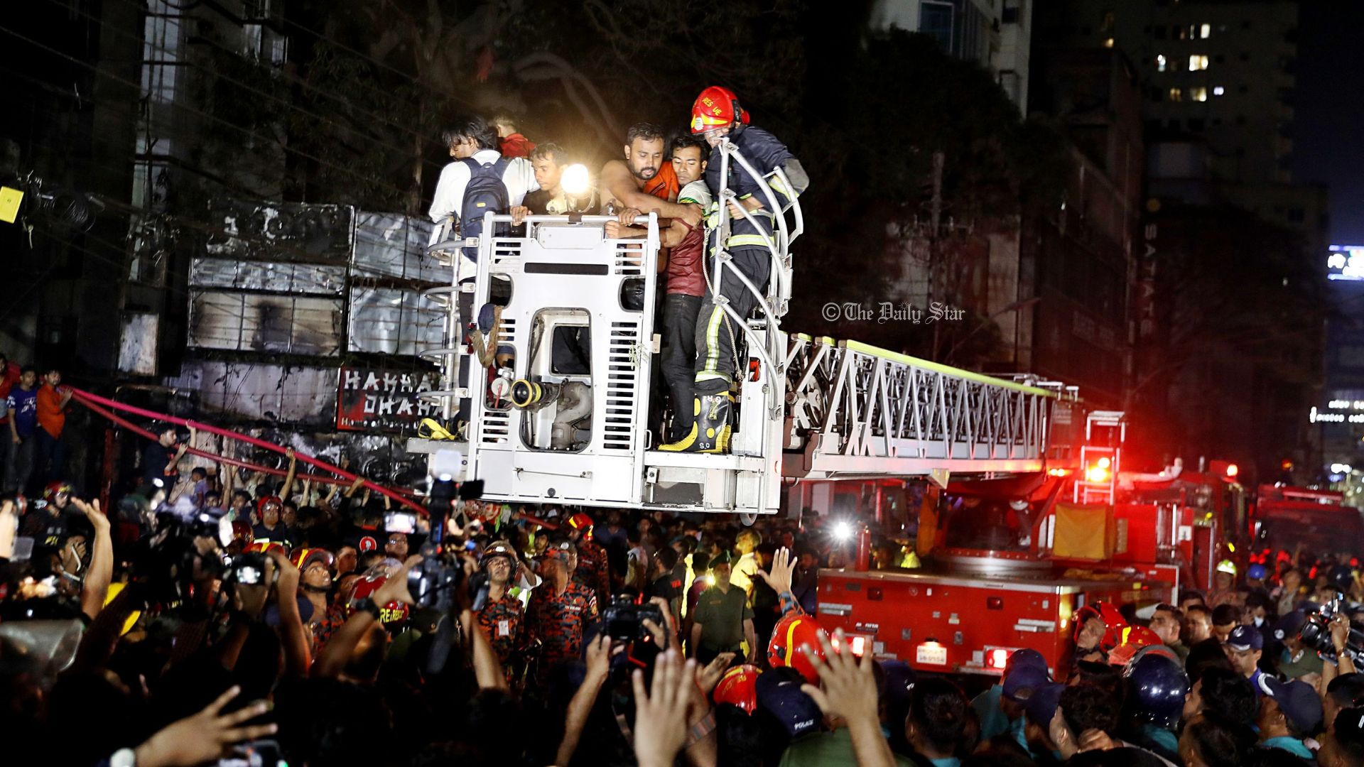 বেইলি রোডে ভবনের আগুনে ৪৪ জনের মৃত্যু, আশঙ্কাজনক ২২
