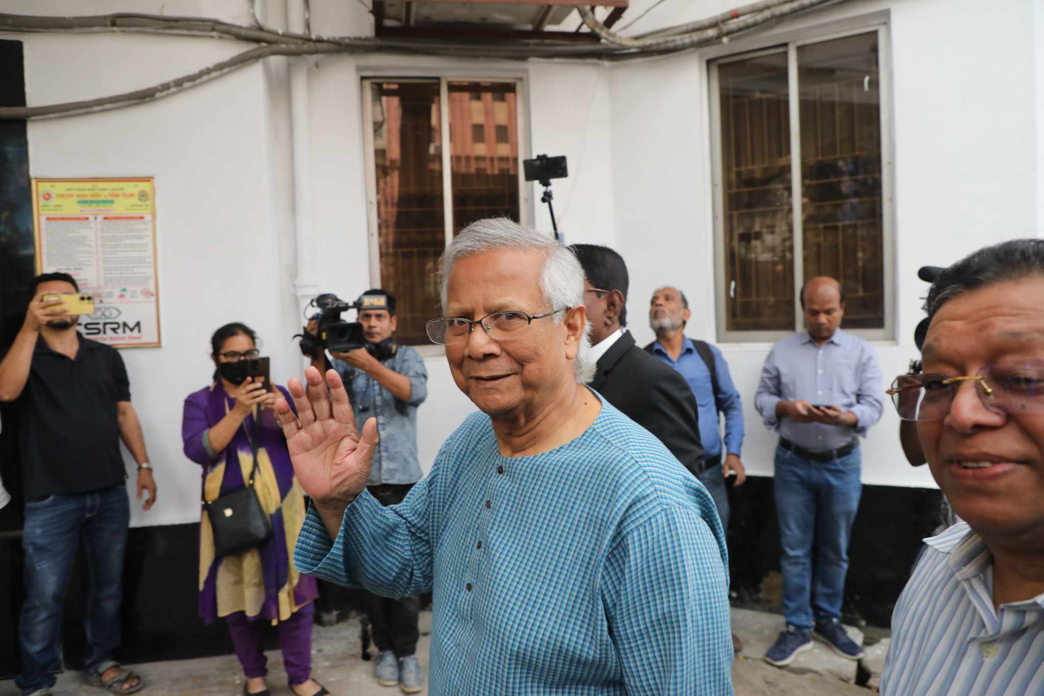 শ্রম আইন লঙ্ঘন মামলায় ড. ইউনূসের জামিনের মেয়াদ বাড়ালেন আদালত