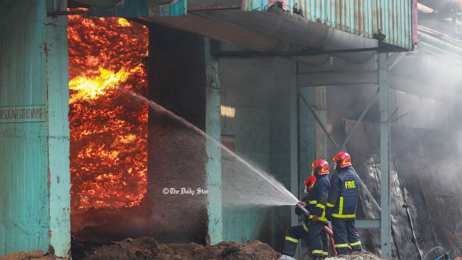 ২৮ ঘণ্টা পরও নেভেনি এস আলম চিনিকলের আগুন