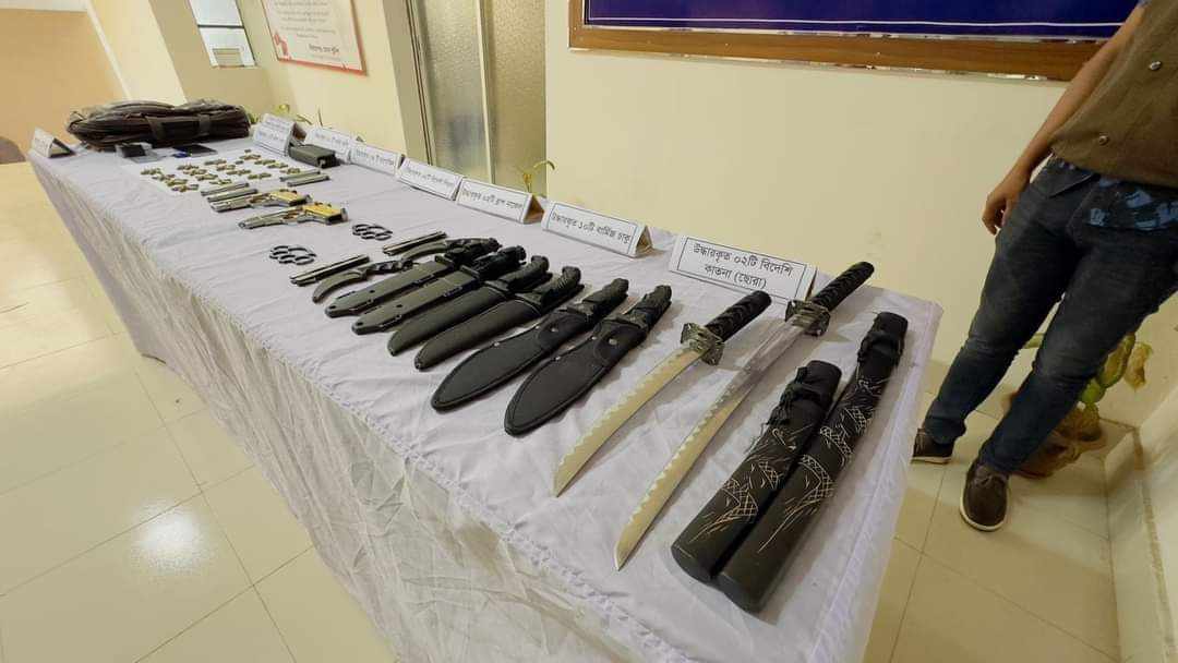 শিক্ষার্থীকে গুলি করা সেই শিক্ষকের ব্যাগে ২টি পিস্তল, ৮১ রাউন্ড গুলি, ১২টি চাকু