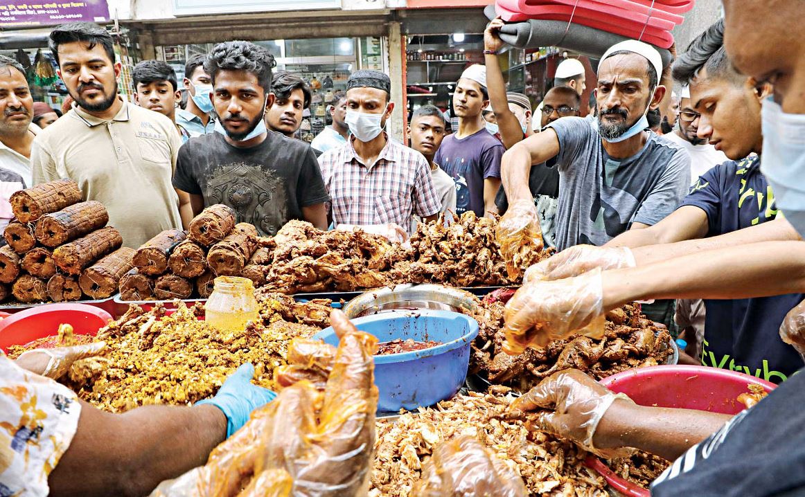 পুরান ঢাকায় ‘বড় বাপের পোলায় খায়’ বনাম ‘সব বাপের পোলায় খায়’