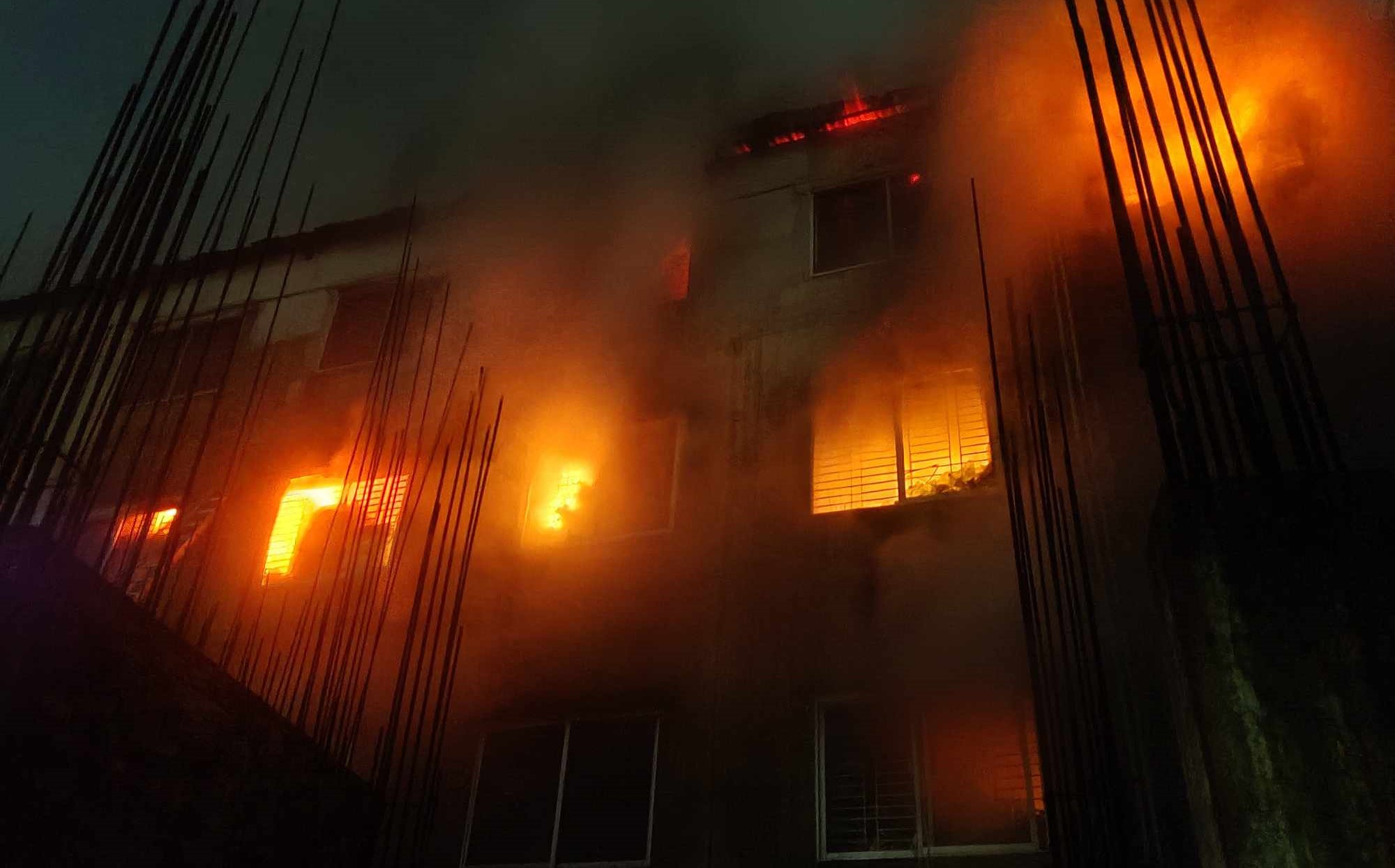 ডেমরায় কাপড়ের গোডাউনে আগুন, নিয়ন্ত্রণে আসেনি ৩ ঘণ্টায়ও