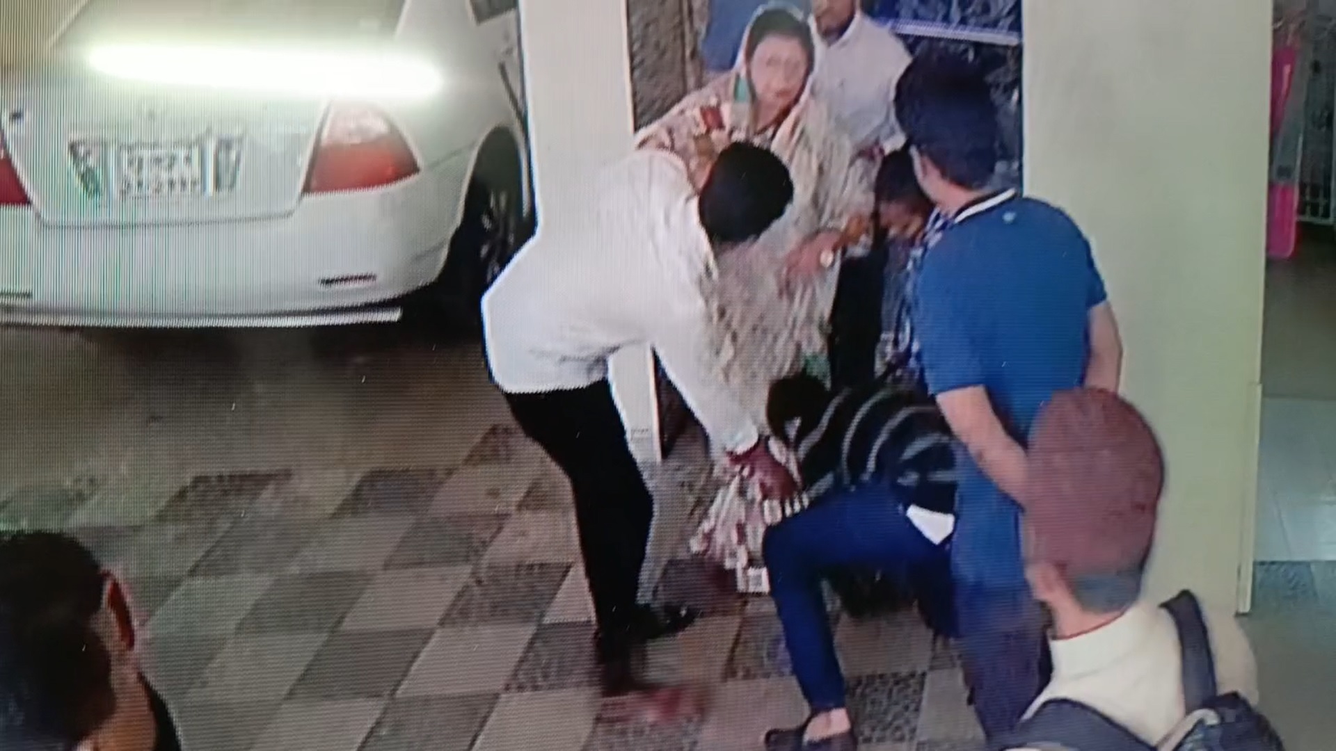 চবির সদ্যবিদায়ী উপাচার্য শিরীণ আখতারের পায়ে লুটিয়ে পড়েন ছাত্রলীগ নেতা