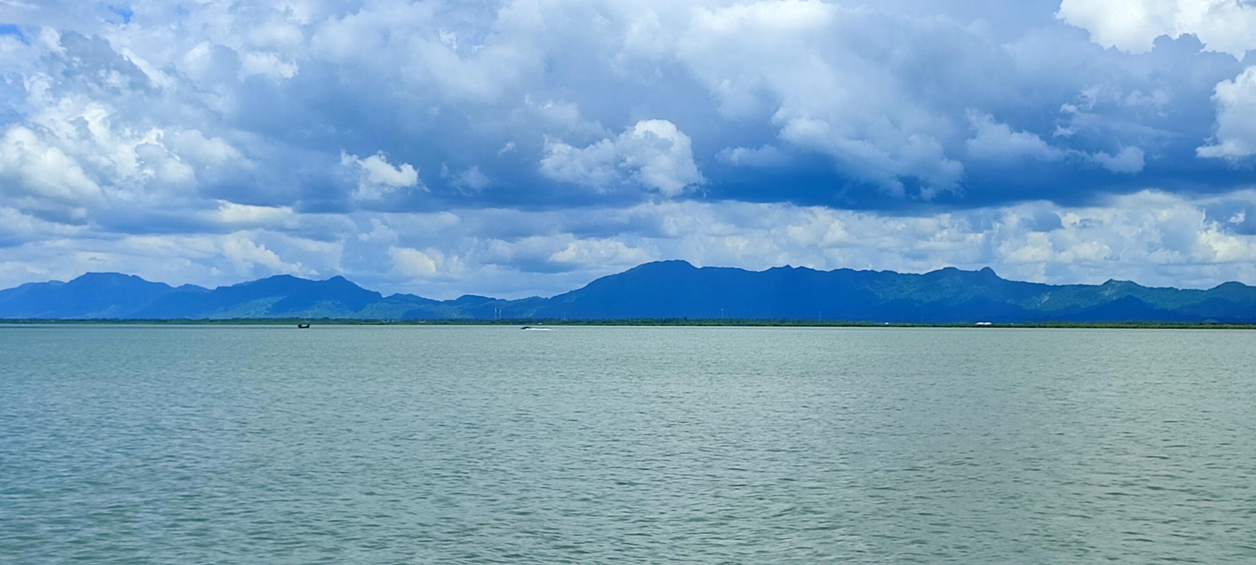 নাফ নদীতে মিয়ানমারের জাহাজ দেখার পর তীব্র হয়েছে বিস্ফোরণের শব্দ