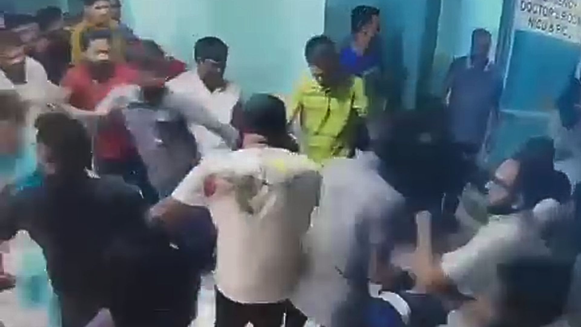 রোগীর স্বজনদের হামলায় আহত চিকিৎসক আইসিইউতে