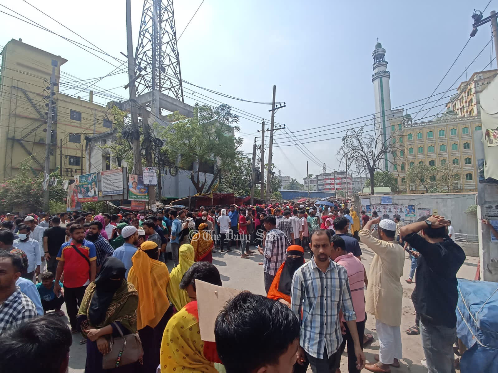 বকেয়া বেতনের দাবিতে ঢাকা-মুন্সিগঞ্জ সড়ক অবরোধ করে শ্রমিকদের বিক্ষোভ