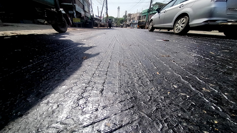 তীব্র রোদে সড়কের পিচ গলে যাওয়ায় বাড়ছে ঝুঁকি, কাজের মান নিয়ে প্রশ্ন