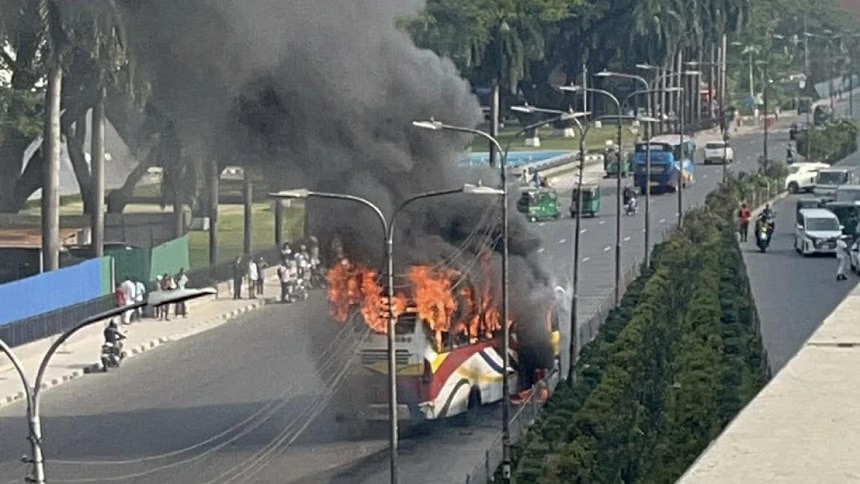  নিয়ন্ত্রণ হারিয়ে চলন্ত বাসের নিচে মোটরসাইকেল, ট্যাংকি বিস্ফোরণে আগুন