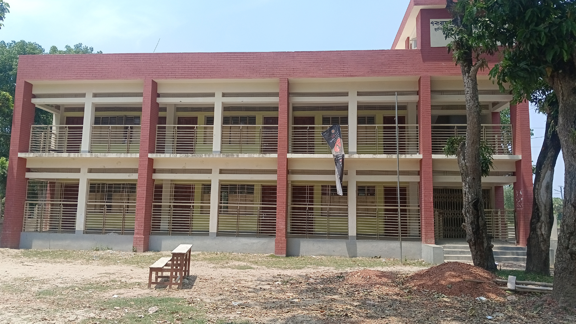 তাপদাহের মধ্যে অসুস্থ স্কুলের ১৩ শিক্ষক-শিক্ষার্থী