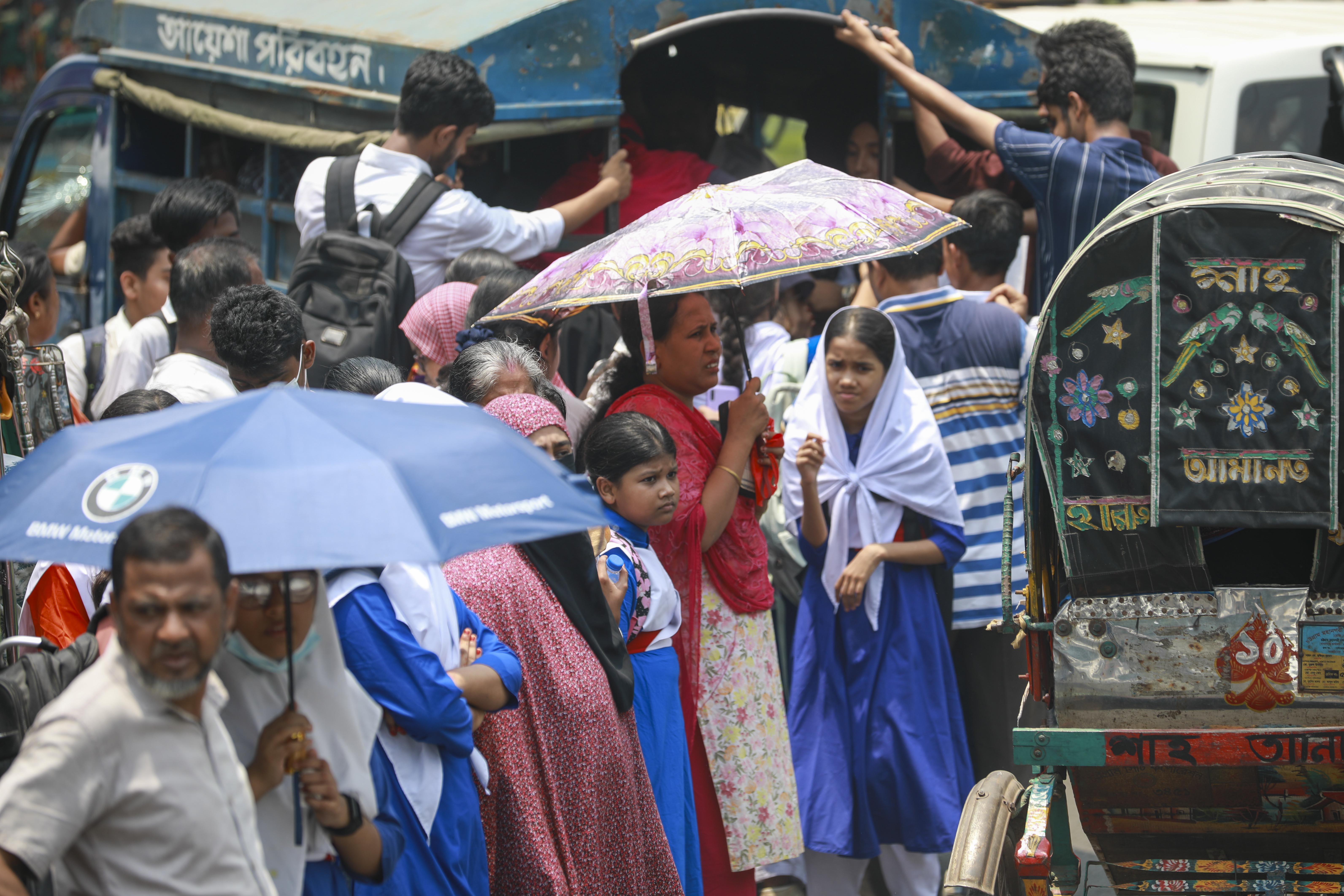 গাড়ি নেই, তীব্র গরমে ঘণ্টার পর ঘণ্টা রাস্তায় দুর্ভোগ