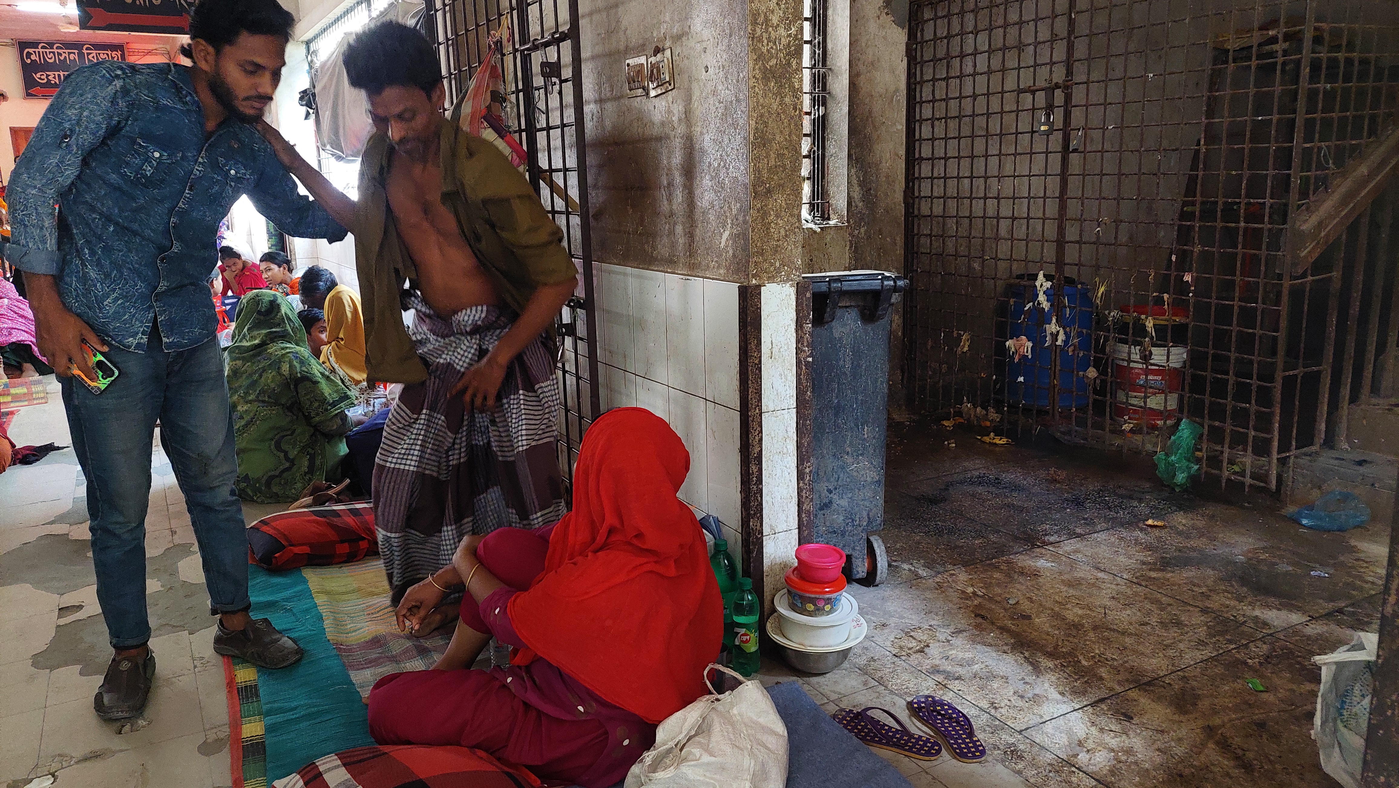 ডায়রিয়া রোগীদের চিকিৎসা চলছে করিডোরে, নেই ফ্যান-পর্যাপ্ত টয়লেট