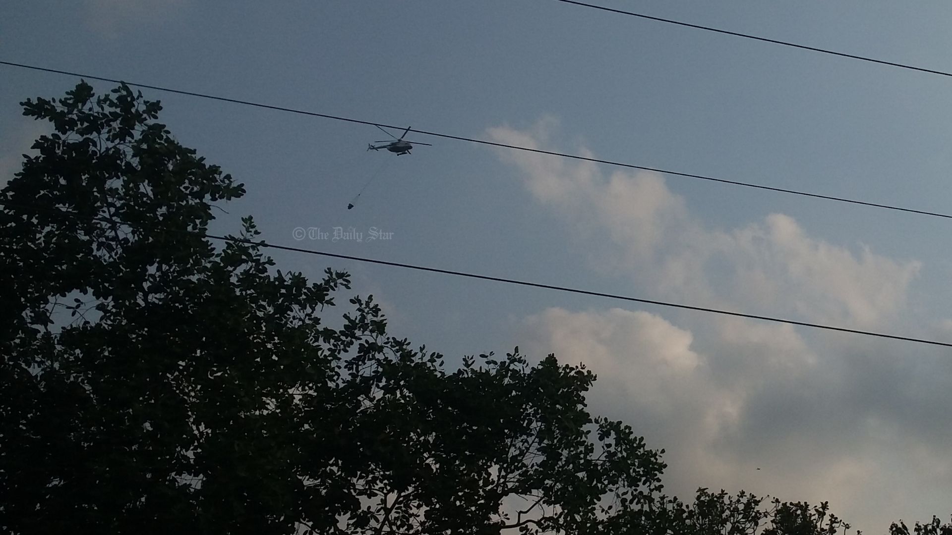 সুন্দরবনের আগুন নেভাতে হেলিকপ্টার থেকে পানি