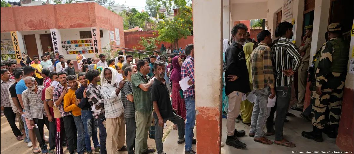 লোকসভা নির্বাচনের তৃতীয় পর্যায়ে ভোট দিলেন মোদি, পশ্চিমবঙ্গে সহিংসতা