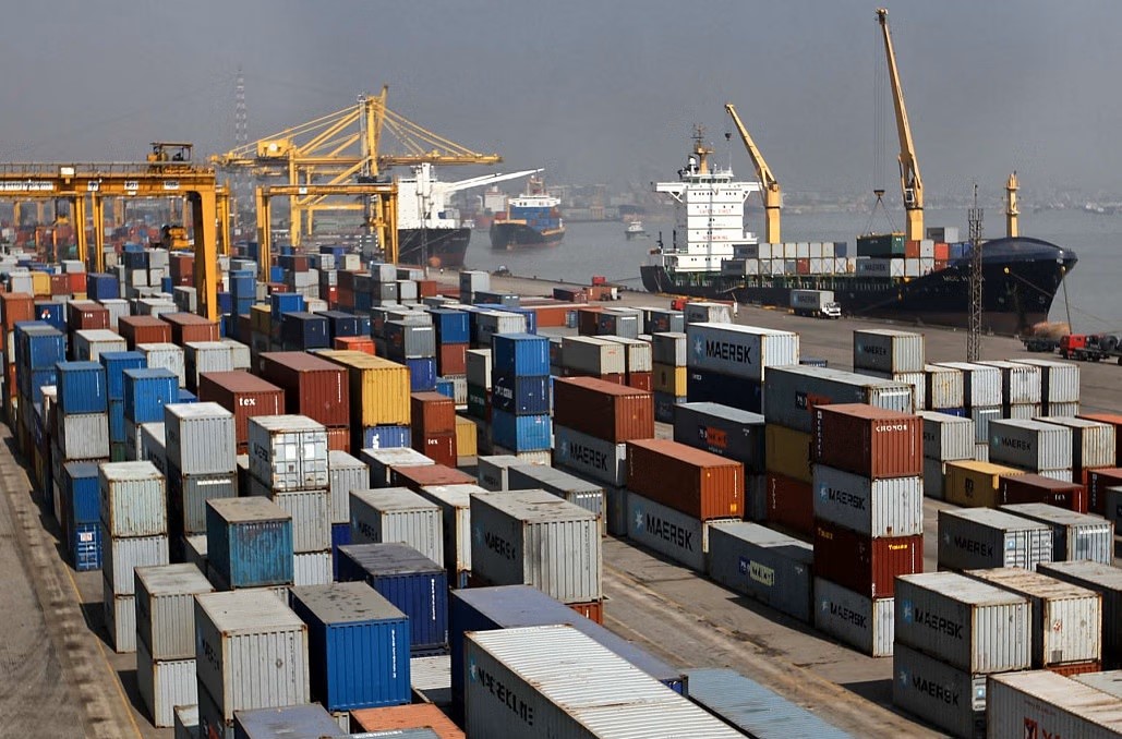 চট্টগ্রাম বন্দর চ্যানেলে আটকা পড়েছে জাহাজ