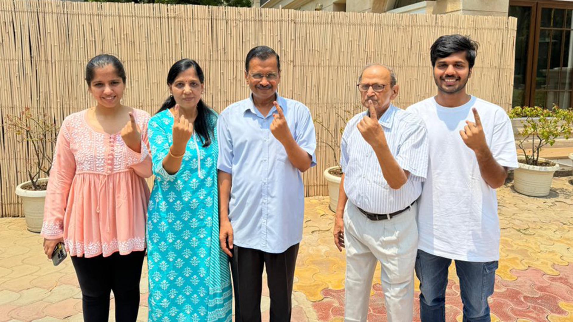 কংগ্রেস প্রার্থীকে ভোট দিয়ে কেজরিওয়াল বললেন ‘মুদ্রাস্ফীতি-বেকারত্বের বিরুদ্ধে ভোট দিয়েছি’