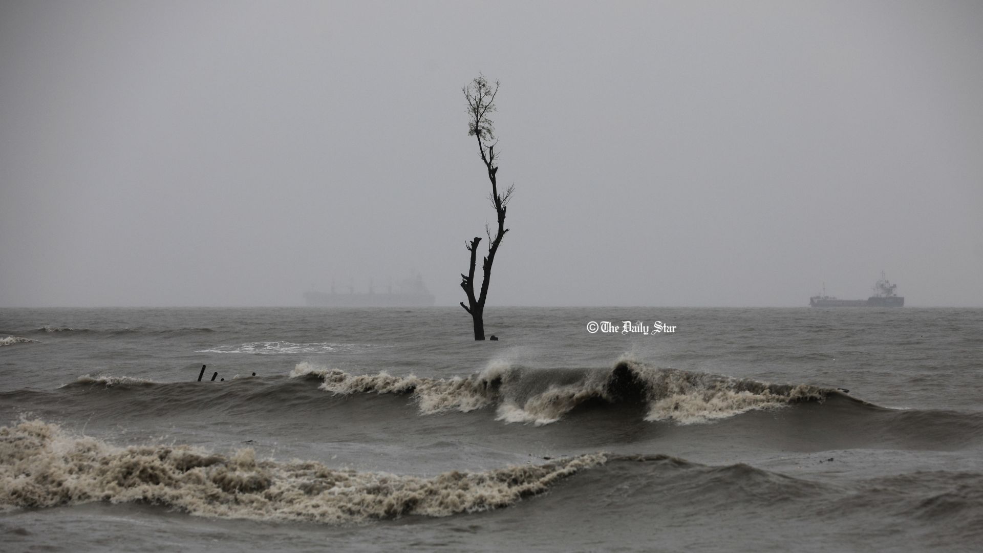 উপকূল অতিক্রম করছে রিমাল