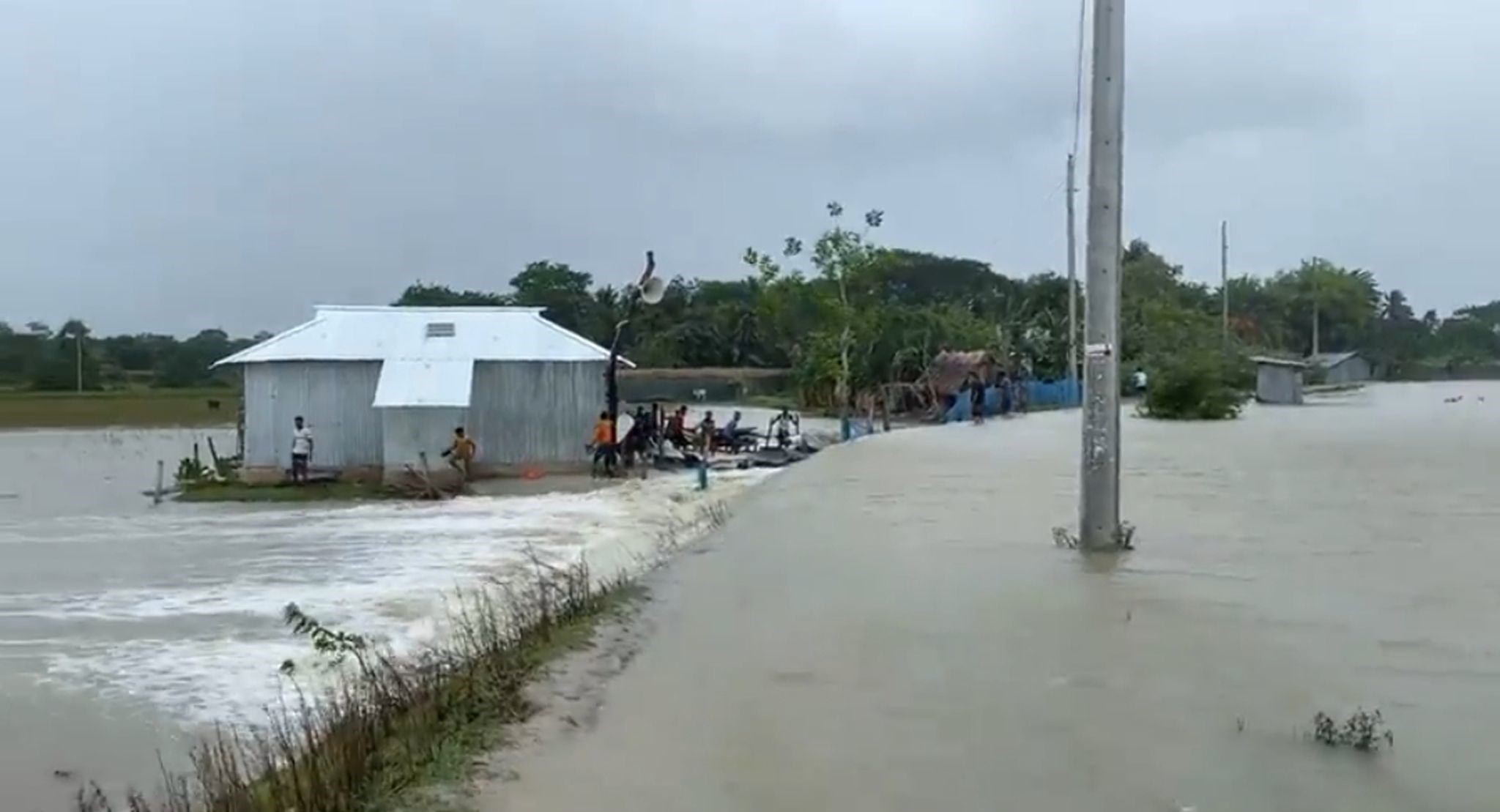 পটুয়াখালীতে স্বজনদের উদ্ধার করতে গিয়ে যুবকের মৃত্যু