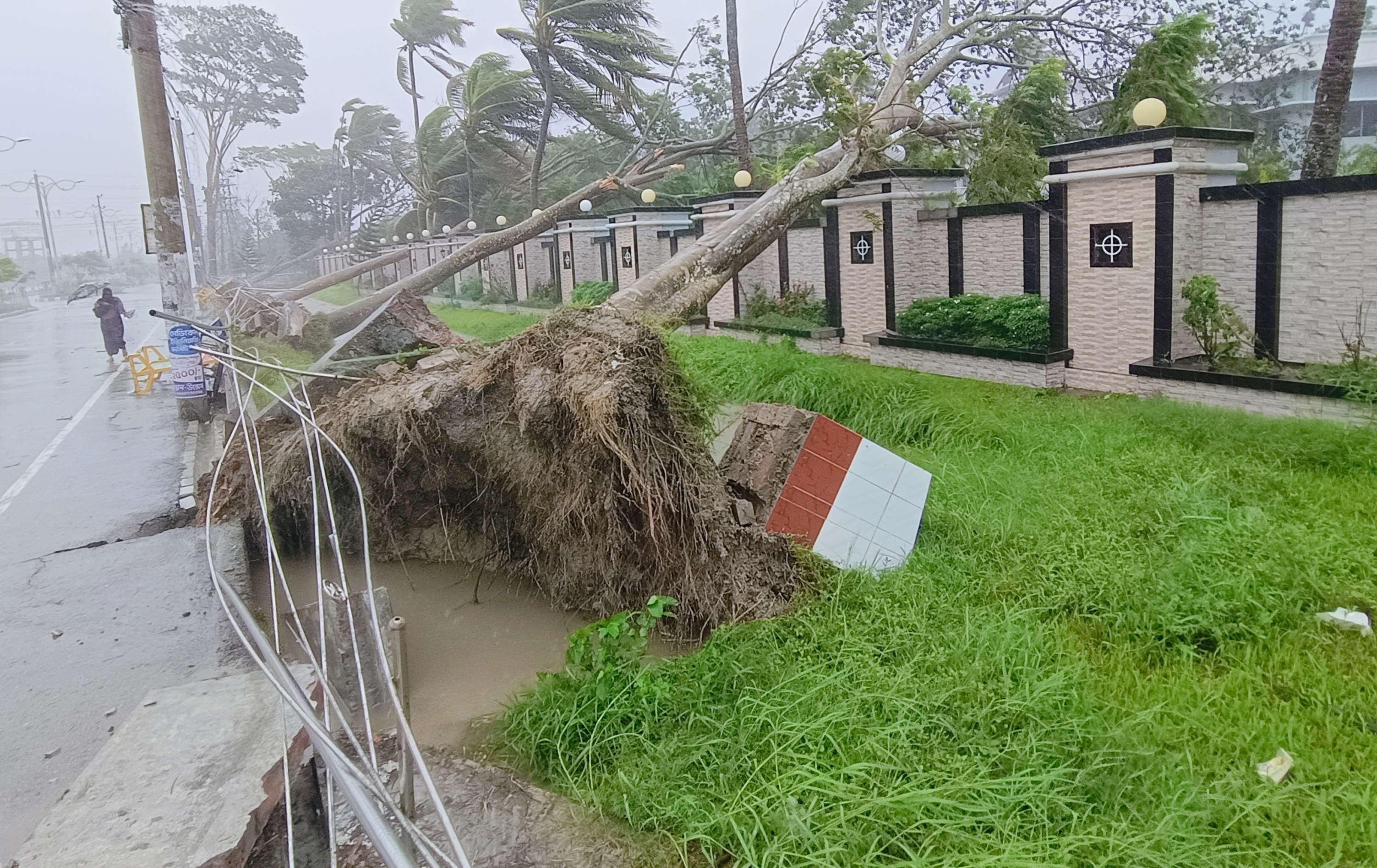 ‘১২ ঘণ্টা বিদ্যুৎ নেই, পানি নেই, মোবাইলে চার্জ নেই’