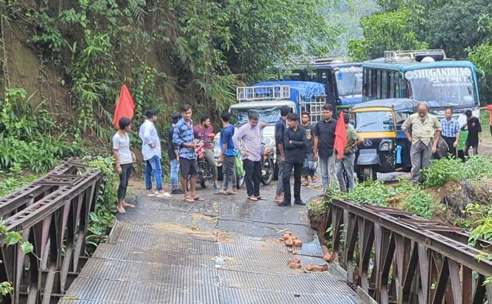 বেইলি ব্রিজ দেবে যাওয়ায় রুমা-থানচি সড়কে যান চলাচল বন্ধ