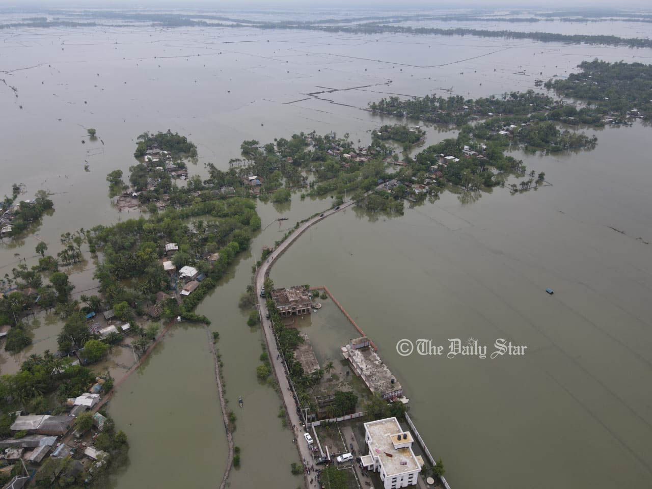 খুলনা, বাগেরহাট ও সাতক্ষীরায় ৬০৭ কোটি টাকার মাছের ক্ষতি