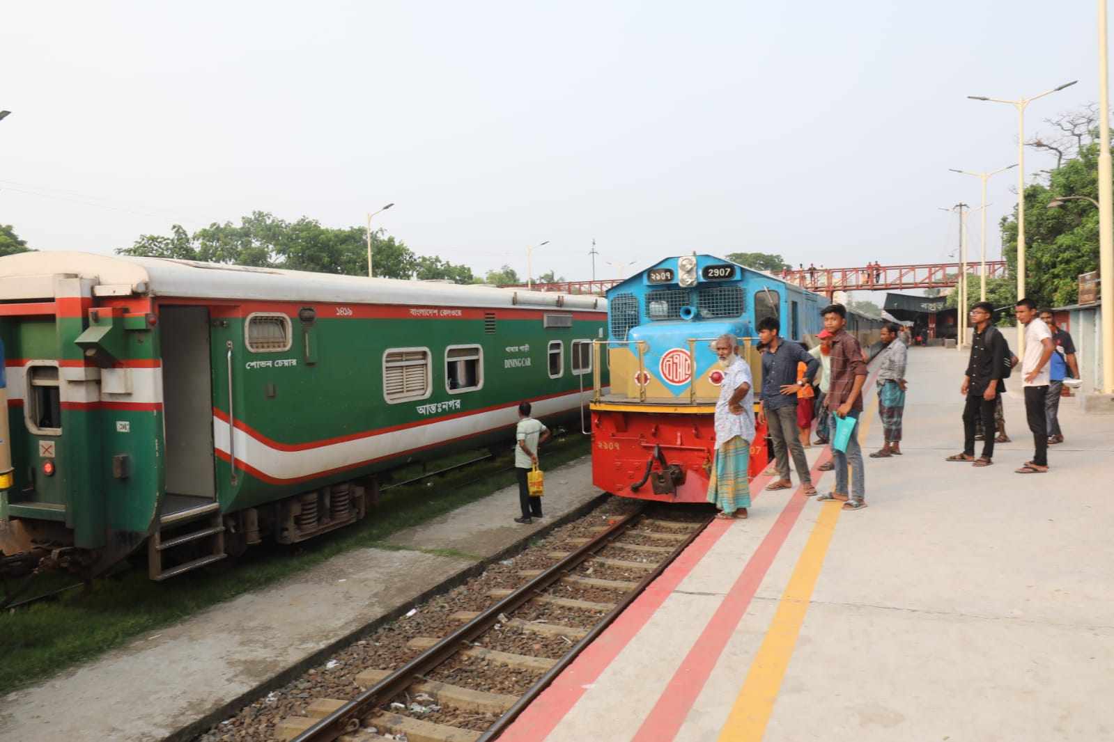 বগুড়ায় ট্রেন লাইনচ্যুত, উত্তরের ৪ জেলার সঙ্গে রেল যোগাযোগ বন্ধ