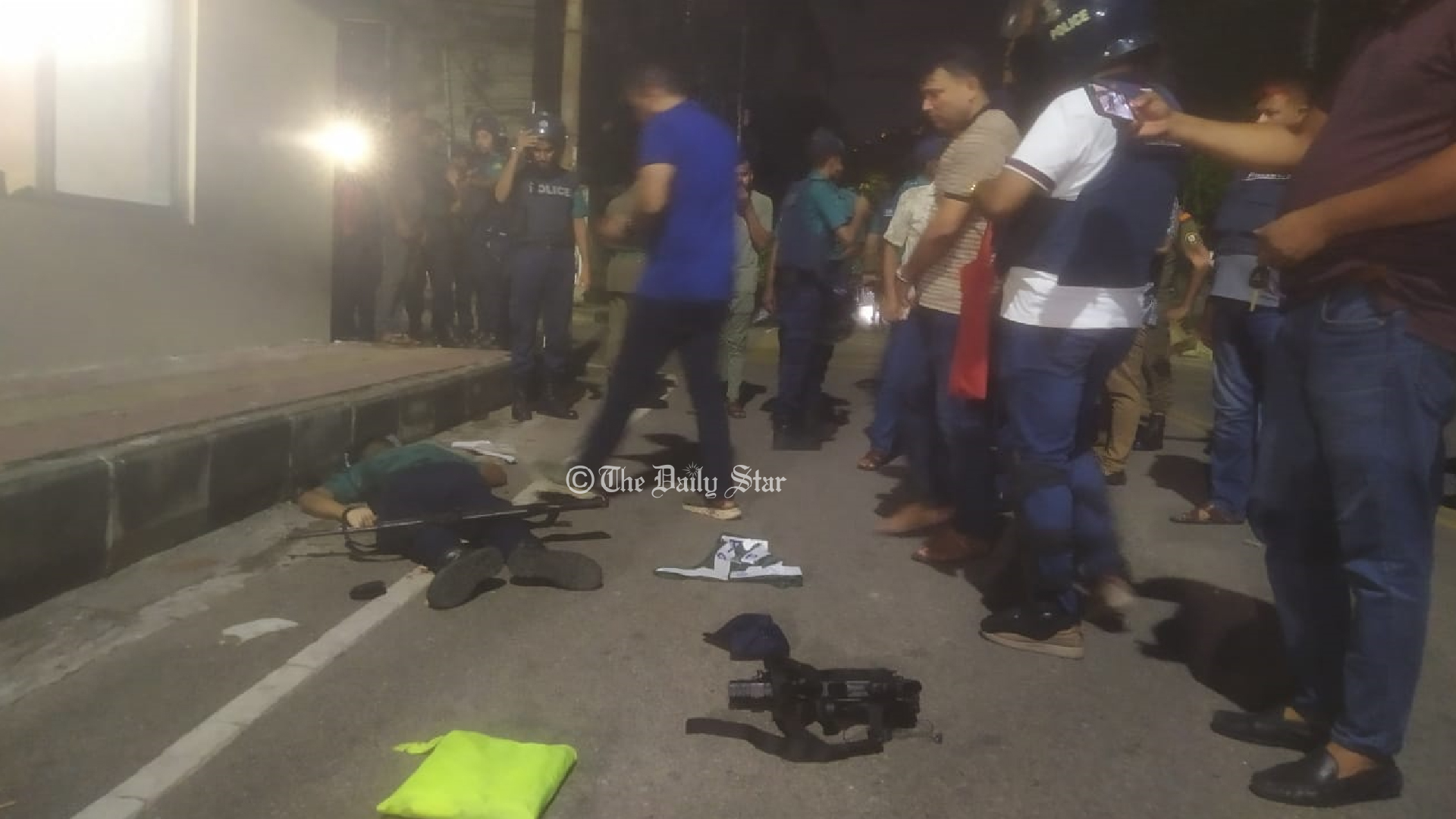 দূতাবাস এলাকায় পুলিশের গুলিতে পুলিশ নিহত, জাপান দূতাবাসের গাড়িচালকসহ গুলিবিদ্ধ ২