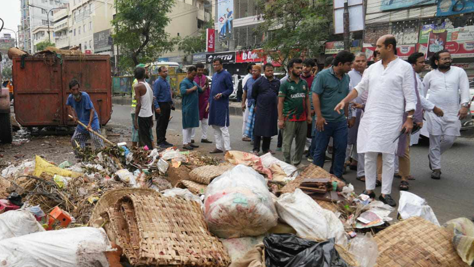 ৬ ঘণ্টায় কোরবানির শতভাগ বর্জ্য অপসারণ করা হয়েছে: ডিএনসিসি