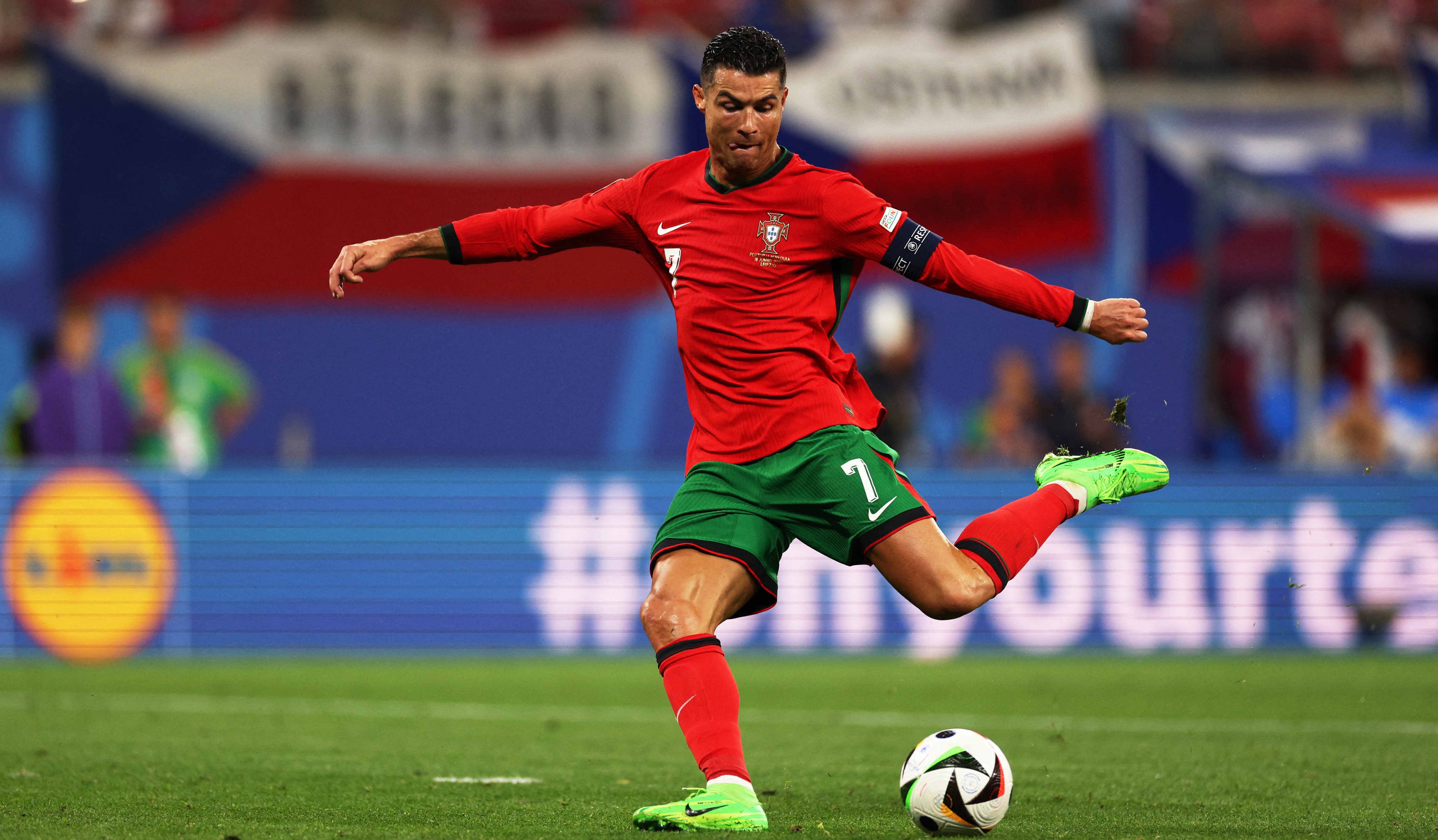 মাঠে নেমেই ইউরোতে আরেকটি রেকর্ড গড়লেন রোনালদো