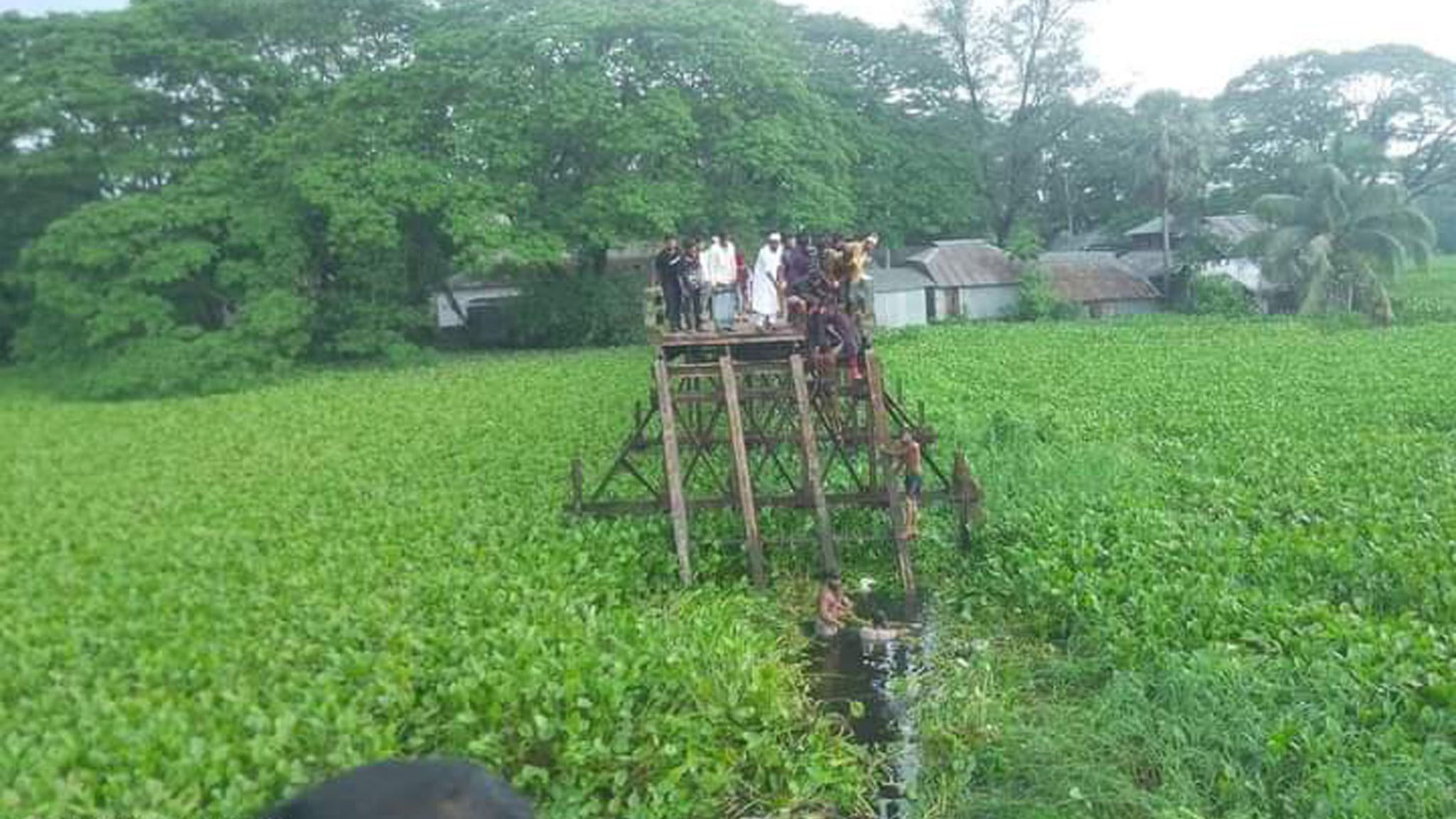 বরগুনায় বরযাত্রীবাহী মাইক্রোবাস সেতু ভেঙে খালে, নিহত বেড়ে ৯