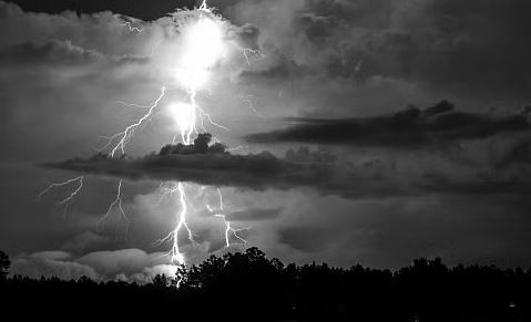 বজ্রপাতের সময় নিরাপদে থাকার ৫ উপায়