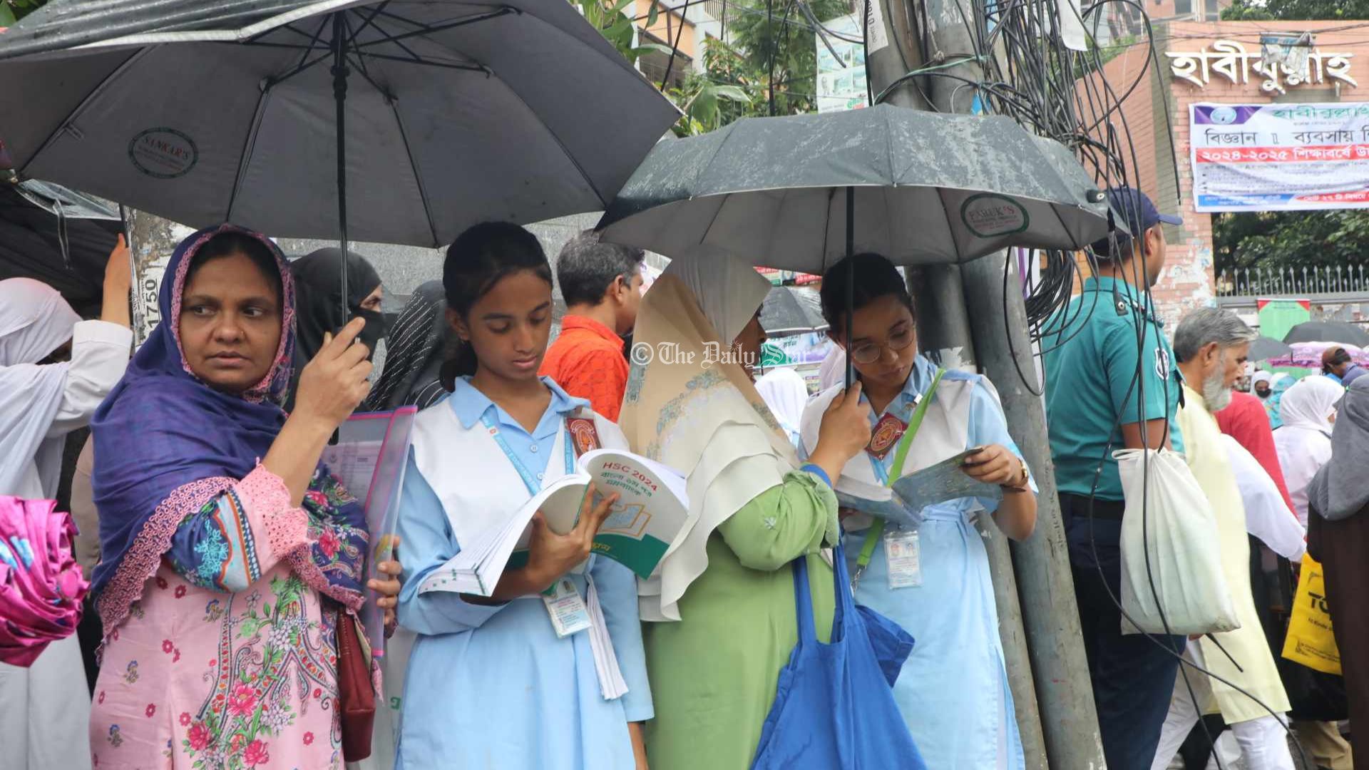 এইচএসসি ও সমমানের পরীক্ষা শুরু, বৃষ্টিতে দুর্ভোগ পরীক্ষার্থীদের