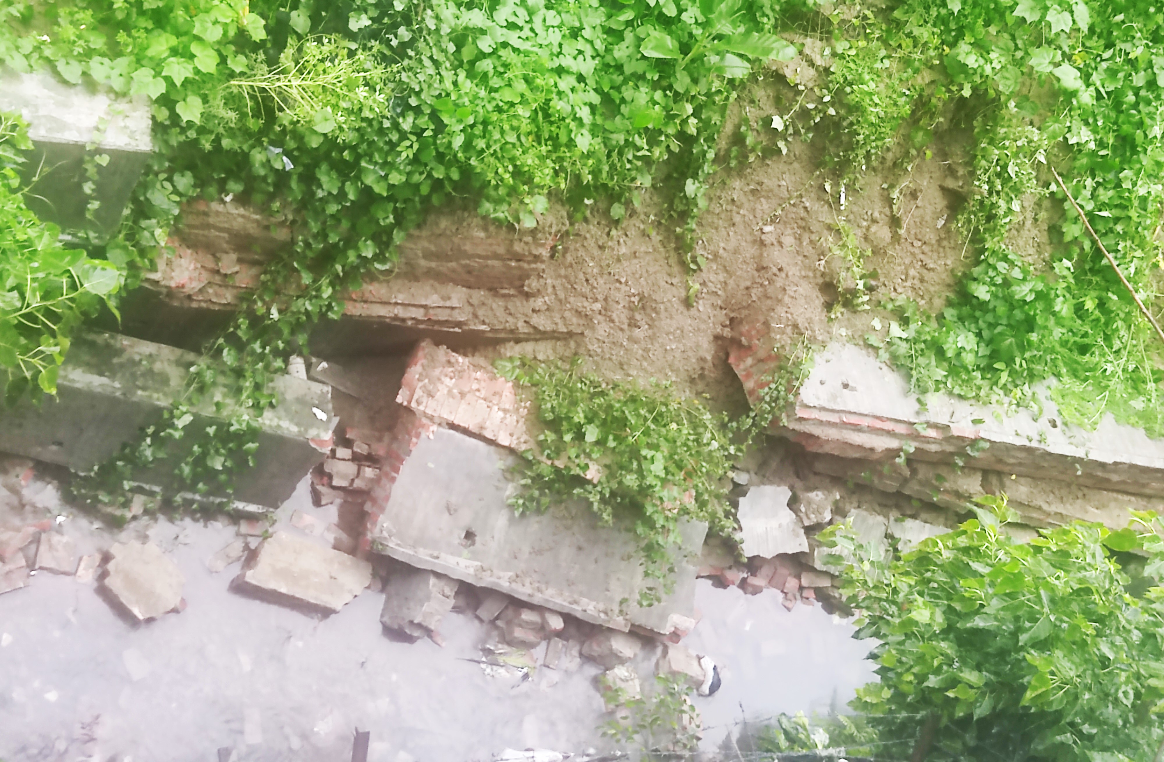 নির্মাণকাজ চলাকালে ধসে পড়ল চসিক প্রকল্পের কবরস্থানের দেয়াল