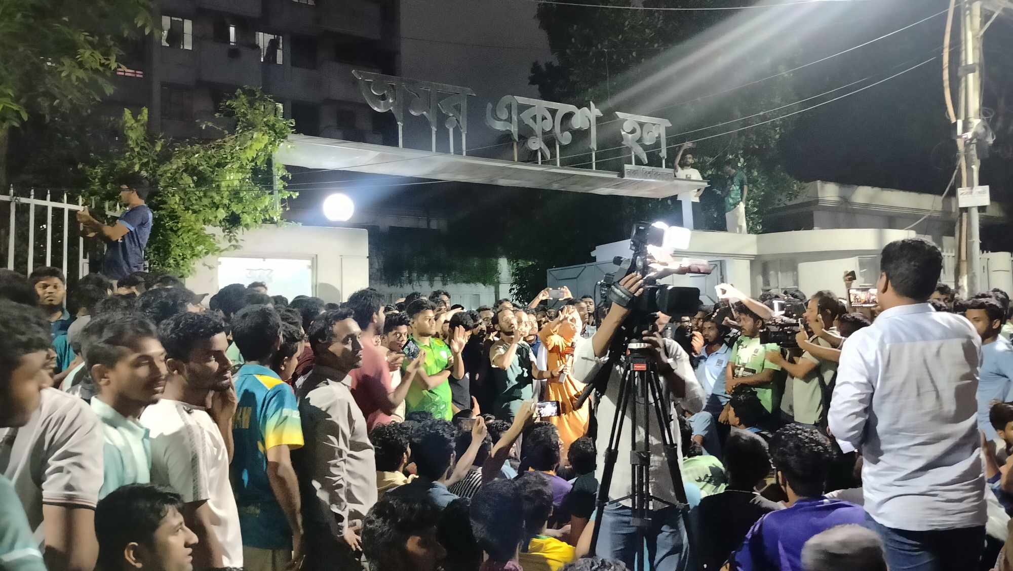 কোটা আন্দোলনের সমন্বয়ককে হল থেকে বের করে দেওয়ার খবরে মধ্যরাতে ঢাবিতে বিক্ষোভ